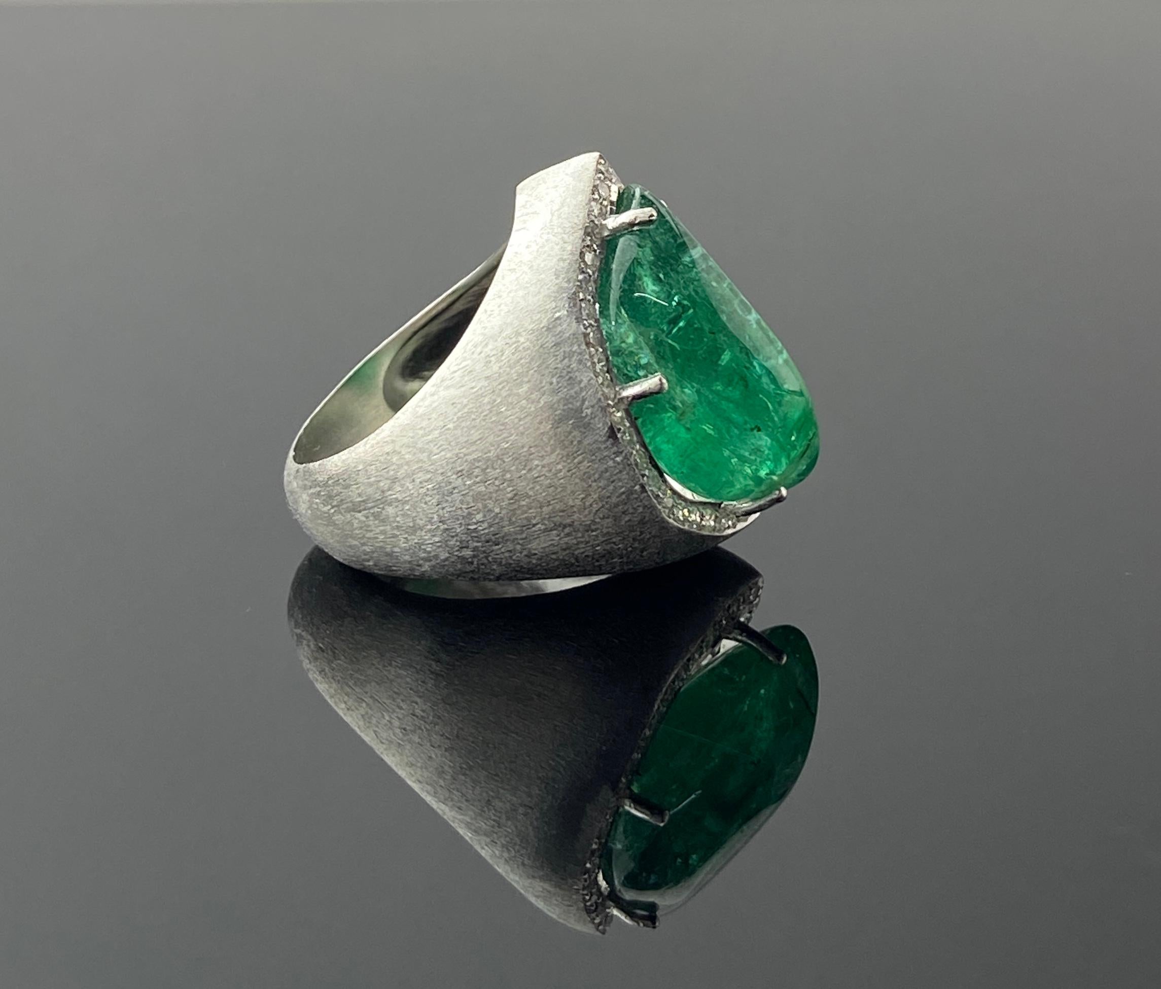 11,49 Karat Smaragd Cabochon und Diamant Unisex Cocktail Ring im Angebot 2