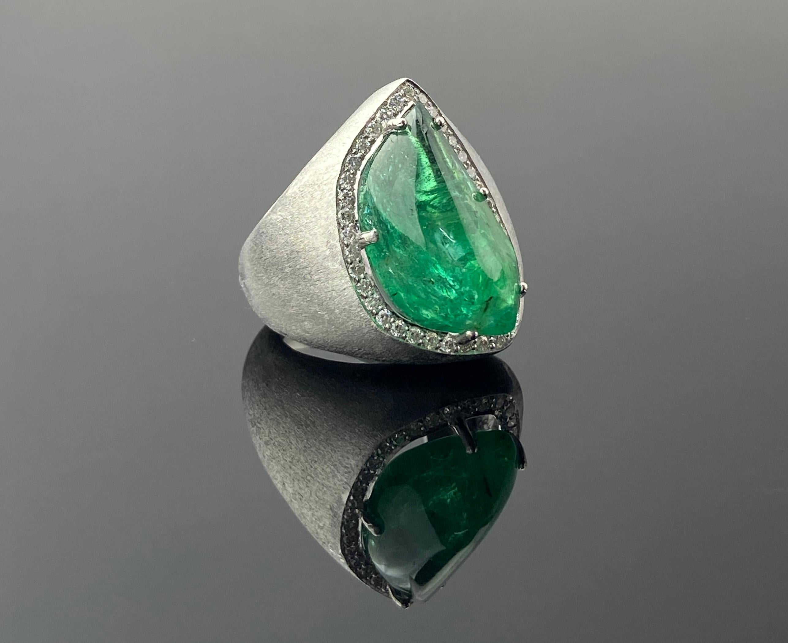 11,49 Karat Smaragd Cabochon und Diamant Unisex Cocktail Ring im Angebot 3