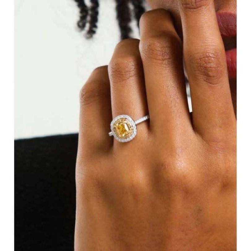 Bague à diamant jaune de 1,14ct à taille coussin Pour femmes en vente