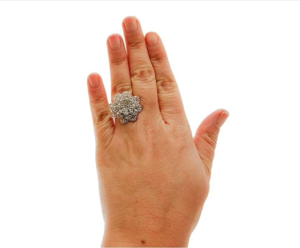 1.14 Carat Diamonds, White Gold, Flower Ring In Excellent Condition For Sale In Marcianise, Marcianise (CE)