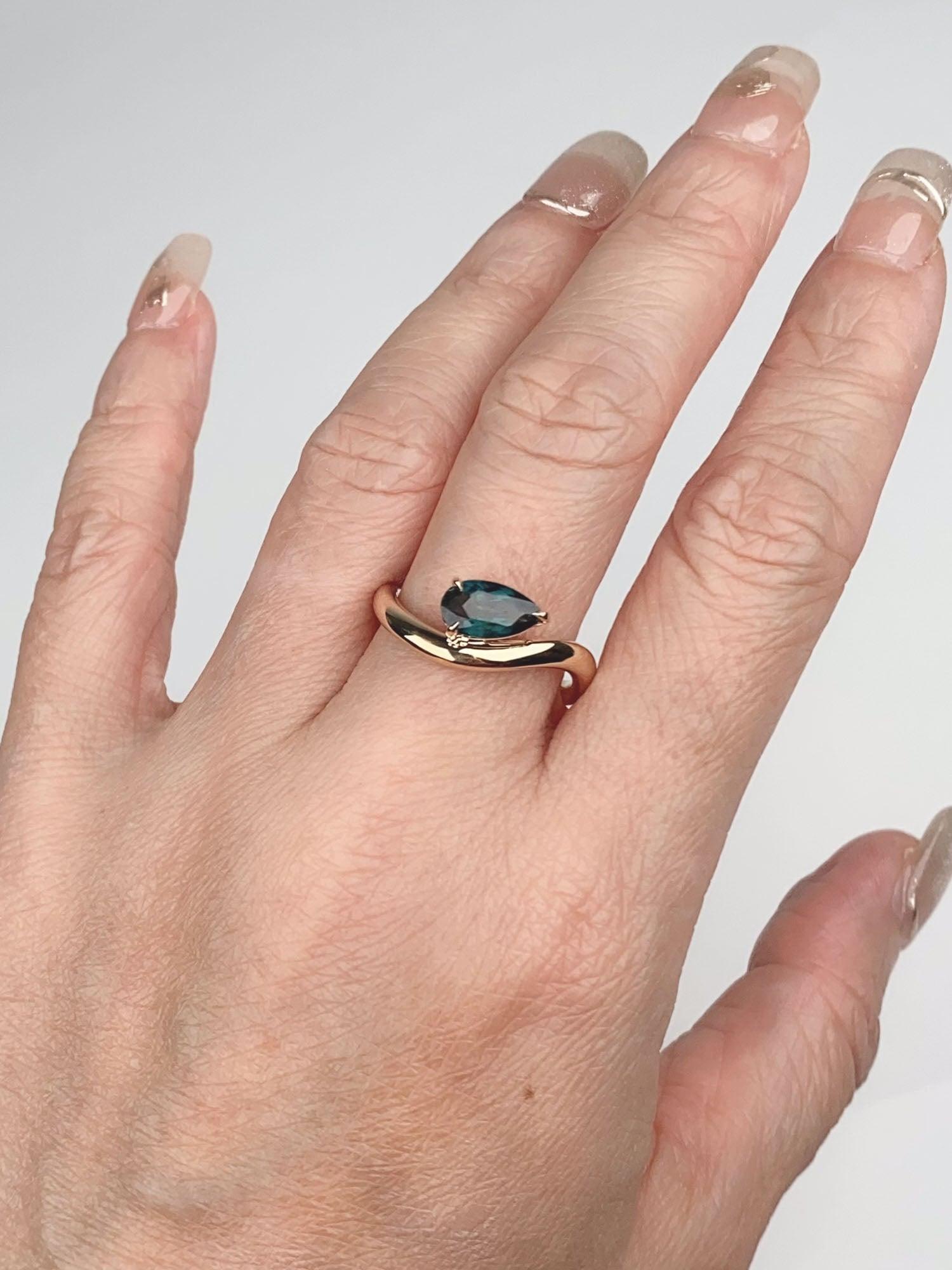 da uomo o donna Anello di fidanzamento a onda con zaffiro verde acqua 1,14ct in oro 14K R6782 in vendita