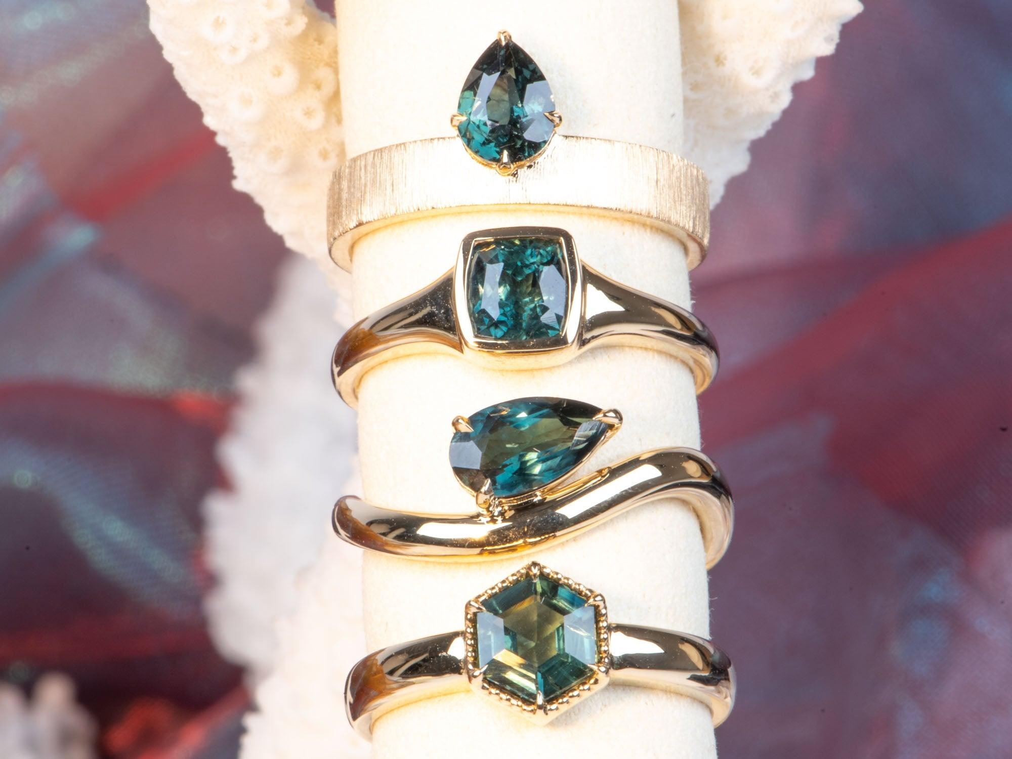 Anello di fidanzamento a onda con zaffiro verde acqua 1,14ct in oro 14K R6782 in vendita 1