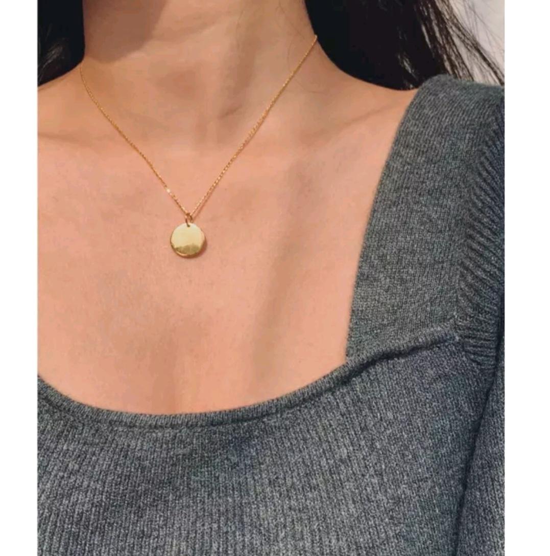 14K Massivgold Münze-Anhänger Minimalistische Münze-Anhänger Runde Halskette gravierbarer Anhänger

Metallkern
Gelbgold
Kette Typ
Anker/Mariner
Gold Gewicht
2,5 Gramm Ungefähr
Zertifizierung
BIS-Gütesiegel
Material
14k Massiv Gold
Metallische