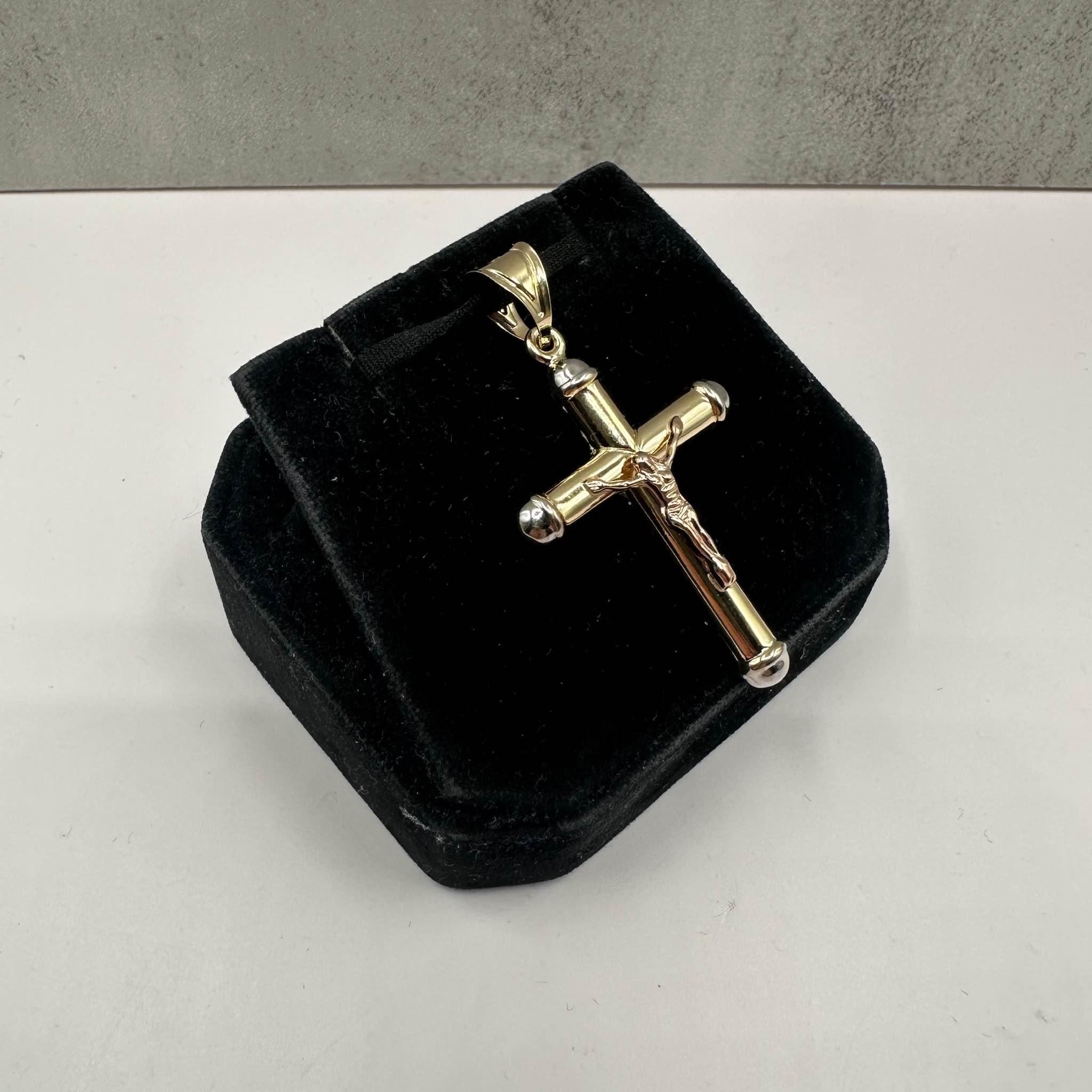 Dieser wunderschöne 14-karätige Kruzifix-Anhänger aus dreifarbigem Gold besticht durch die Kombination von Goldtönen, die dem zeitlosen Design Tiefe und Eleganz verleihen. Mit einem Gewicht von 4,3 Gramm fühlt sich dieser hohle Anhänger gut