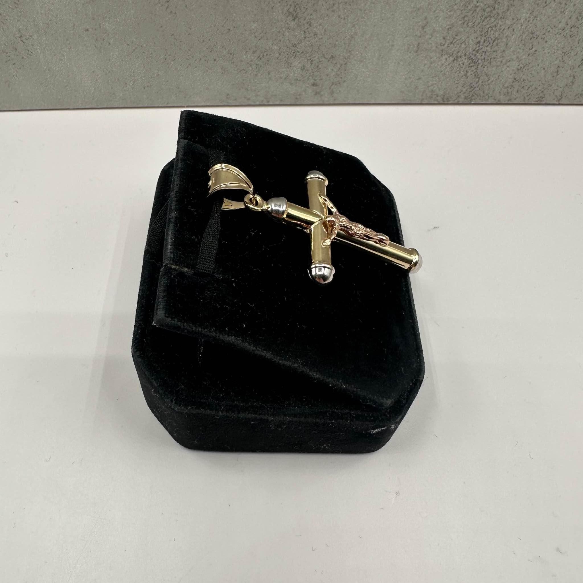 114kt Tri Tone Gold Kruzifix-Anhänger - 4,3g, hohles Design, 8,4x6,4mm Innenbügel im Zustand „Gut“ in West Hempstead, NY