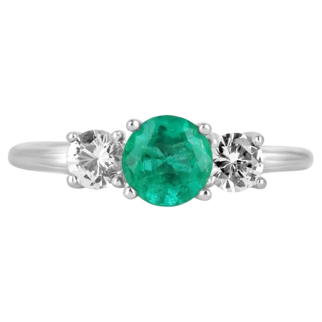 Anillo de compromiso de tres piedras con esmeralda redonda y diamantes de 14 quilates y 1,14 quilates