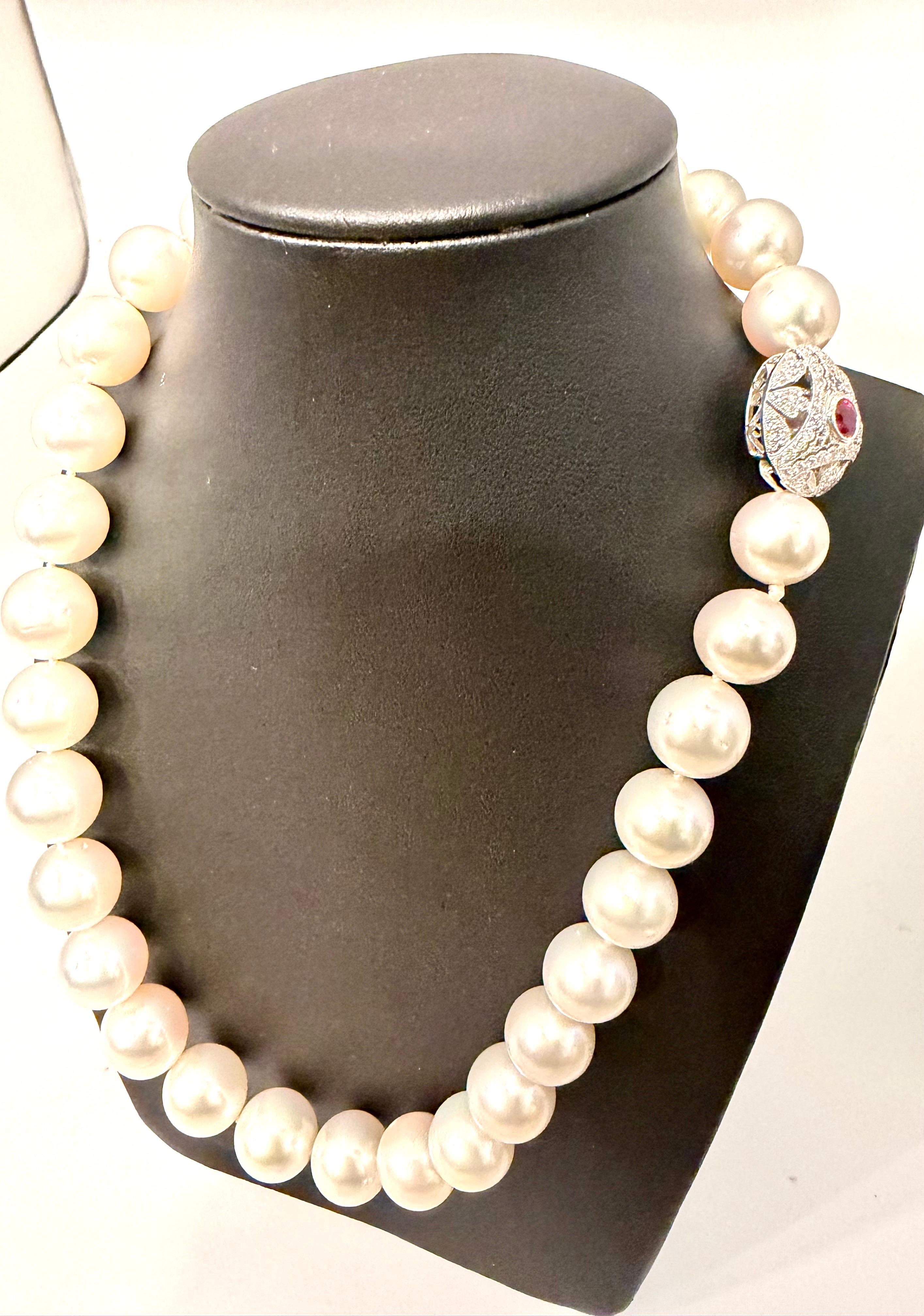 Collana di perle rotonde bianche dei mari del sud da 11,5-15 mm  Chiusura con diamante e rubino, Vintage By in vendita 4