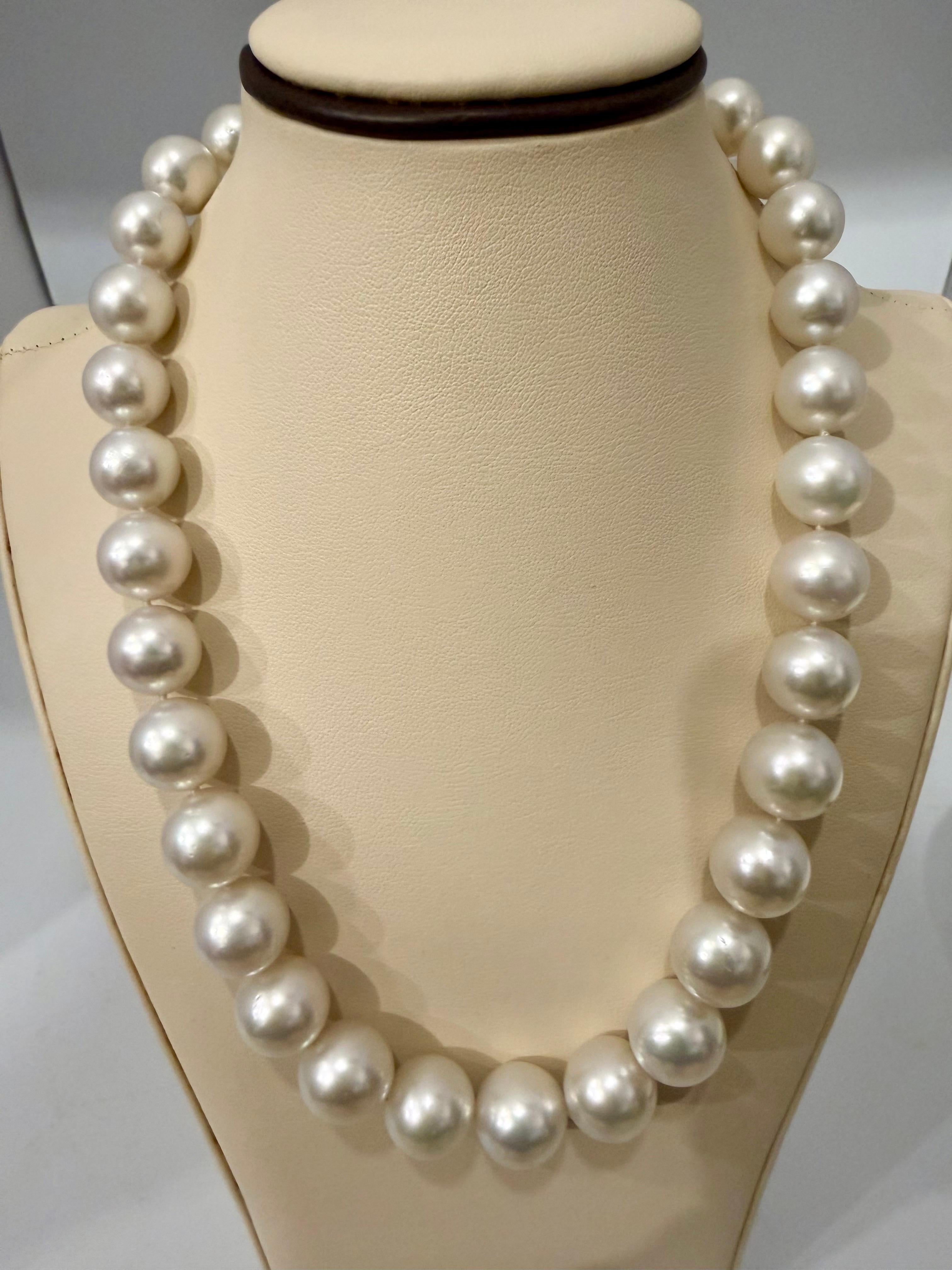 Collana di perle rotonde bianche dei mari del sud da 11,5-15 mm  Chiusura con diamante e rubino, Vintage By in vendita 5