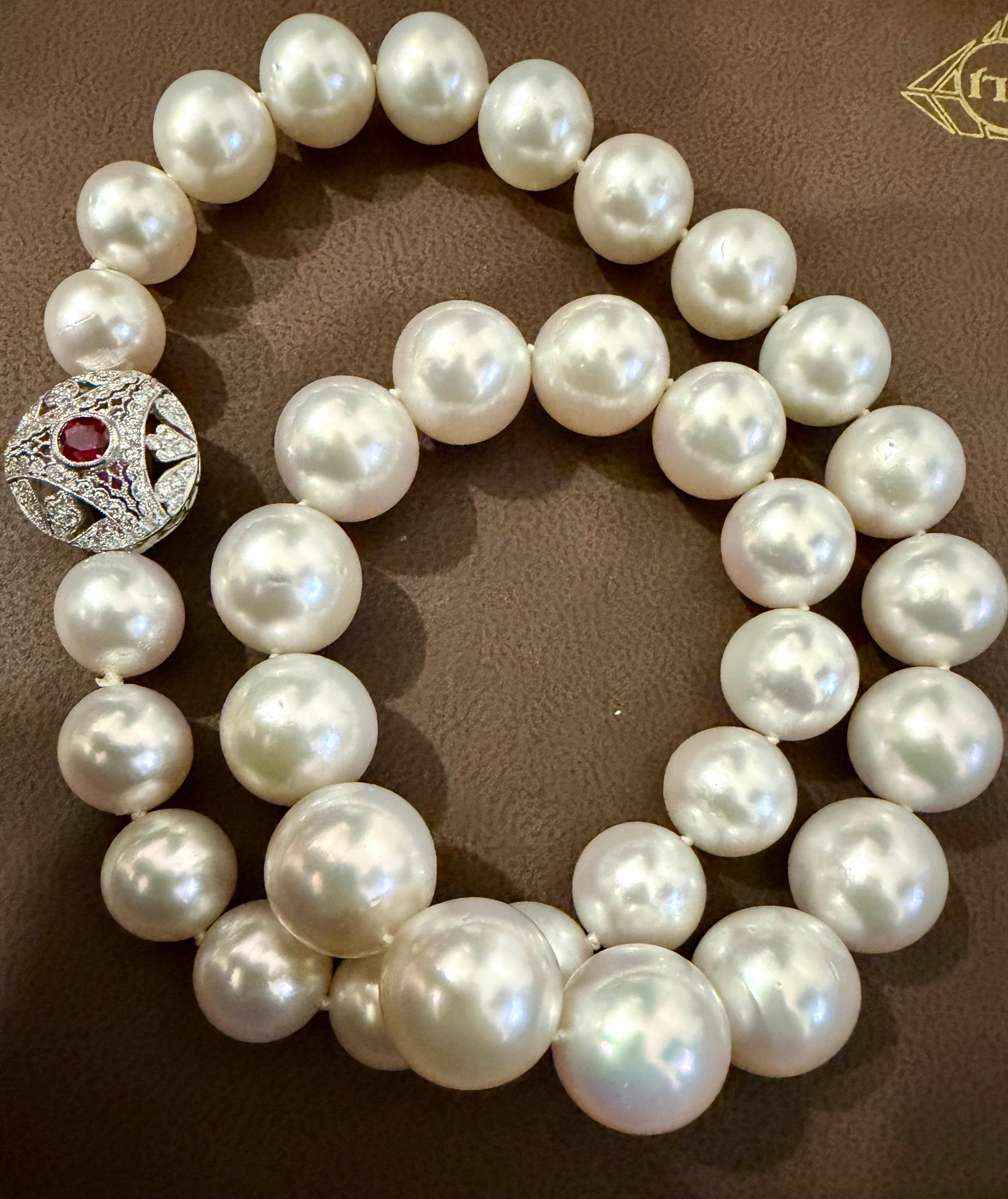 Collana di perle rotonde bianche dei mari del sud da 11,5-15 mm  Chiusura con diamante e rubino, Vintage By in vendita 6