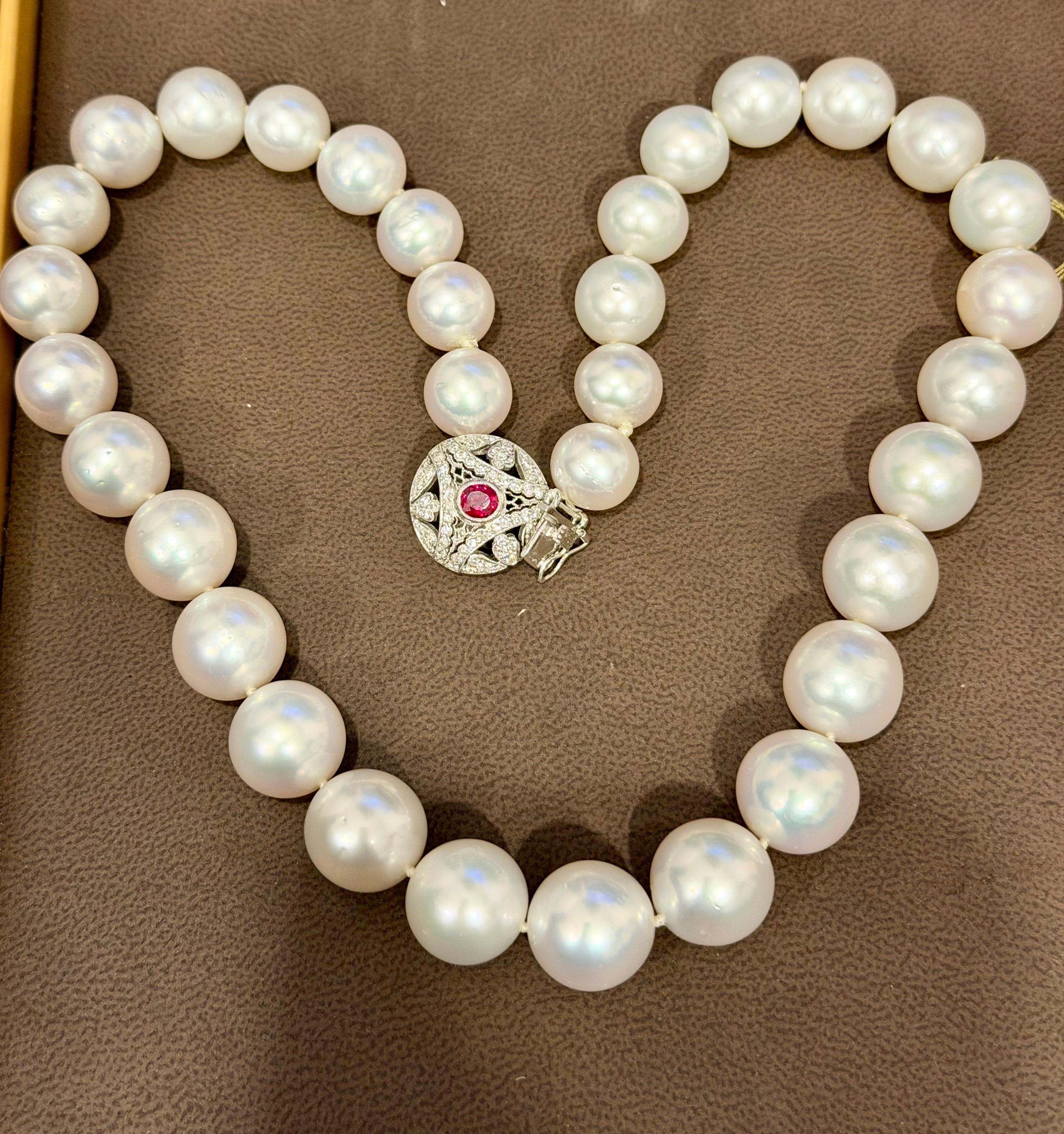 Collana di perle rotonde bianche dei mari del sud da 11,5-15 mm  Chiusura con diamante e rubino, Vintage By in vendita 7