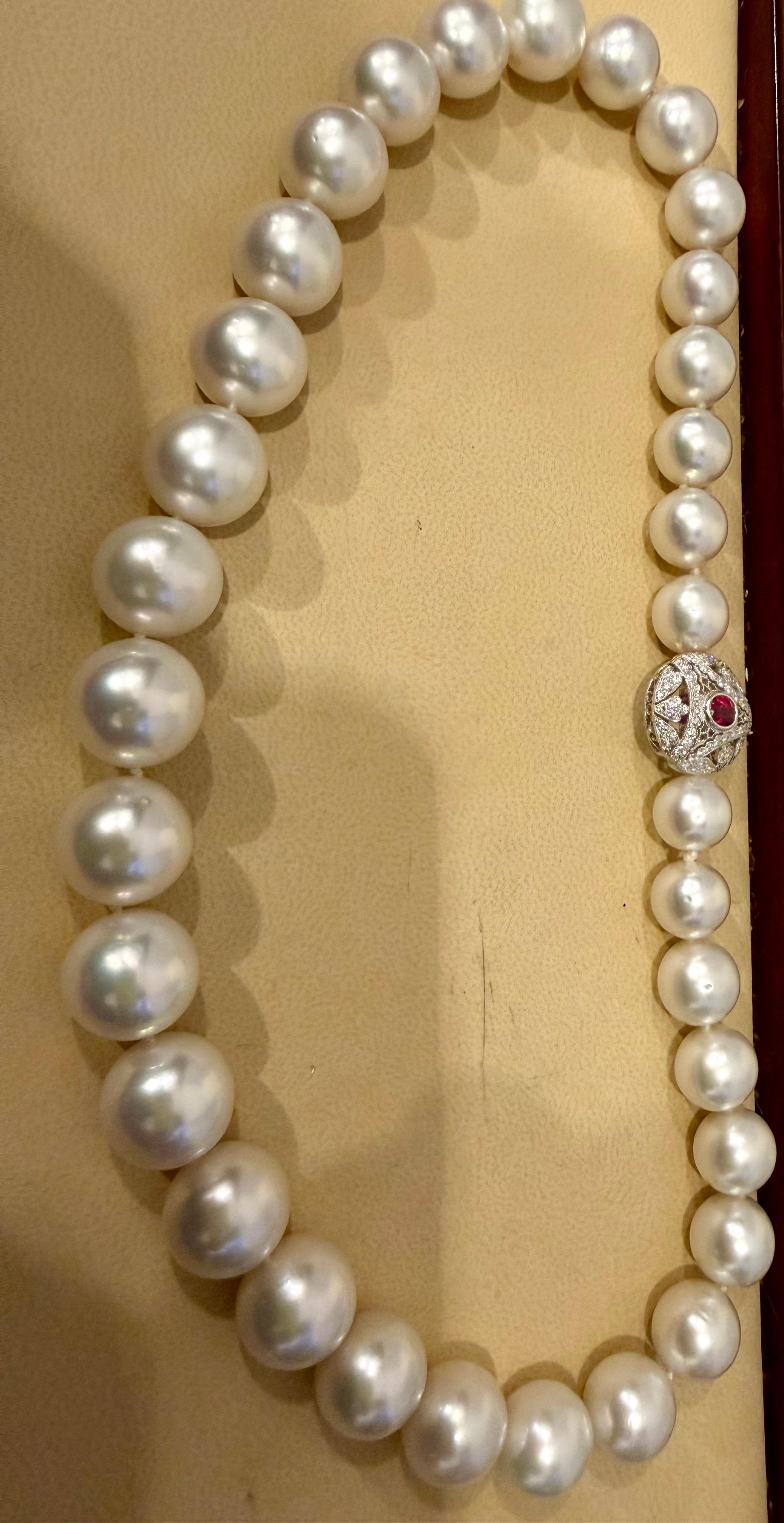 Collana di perle rotonde bianche dei mari del sud da 11,5-15 mm  Chiusura con diamante e rubino, Vintage By in vendita 9