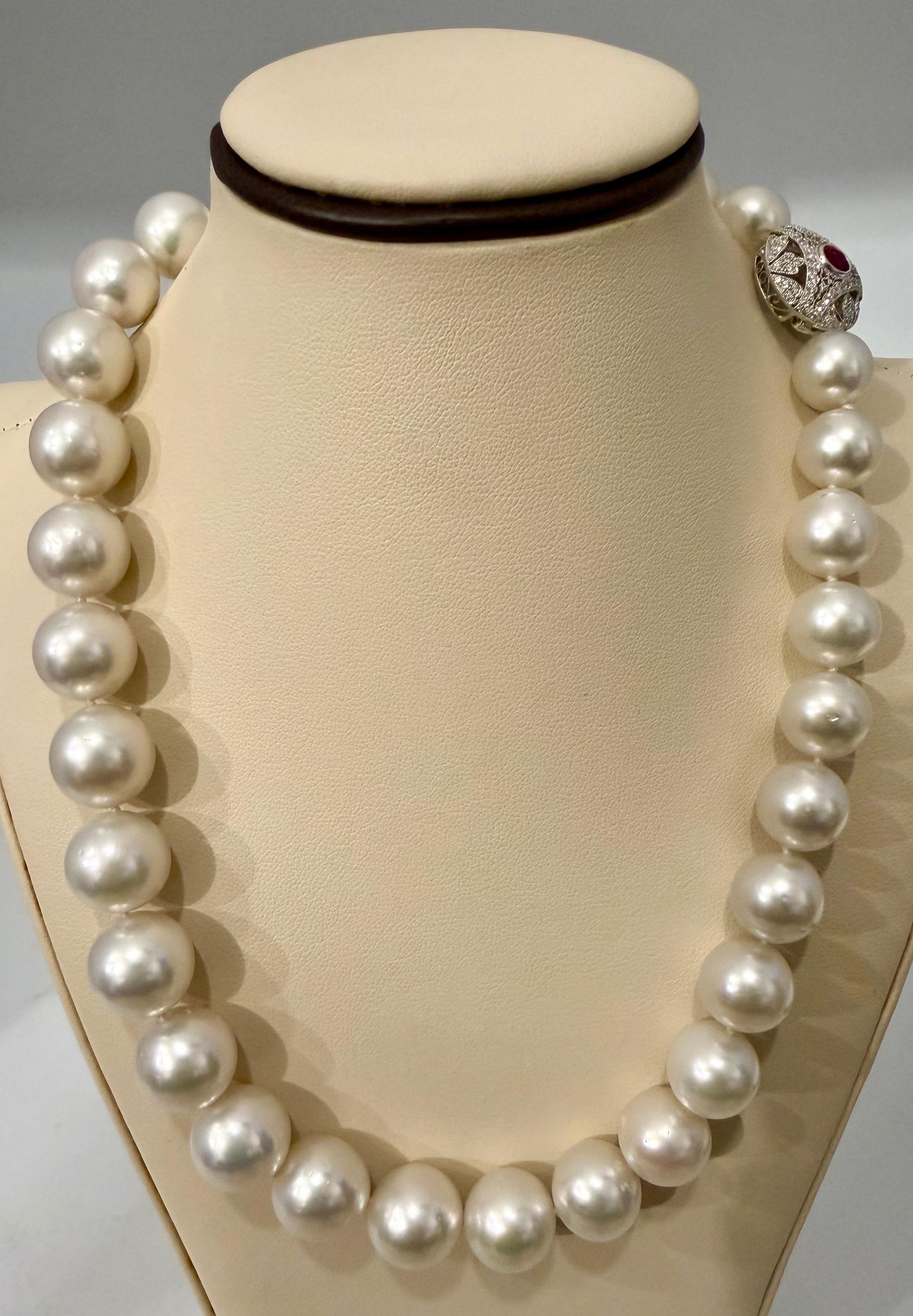 Pezzo d'autore , Pezzo firmato LJI
Collana di perle tonde bianche dei mari del sud da 11,5-15 mm, chiusura con diamante e rubino, chiusura vintage in platino
33 PERLE
Ti presentiamo il nostro squisito prodotto da 11,5 a 15 mm.  Collana di perle