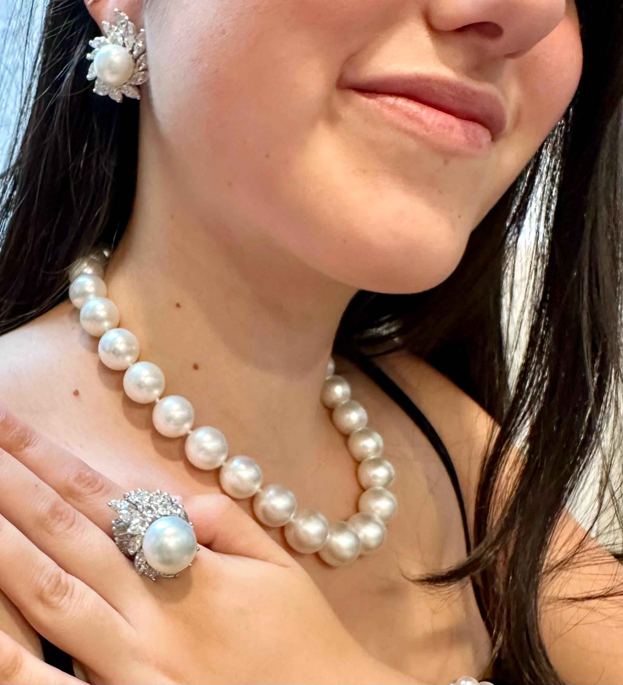 Collana di perle rotonde bianche dei mari del sud da 11,5-15 mm  Chiusura con diamante e rubino, Vintage By in vendita 1