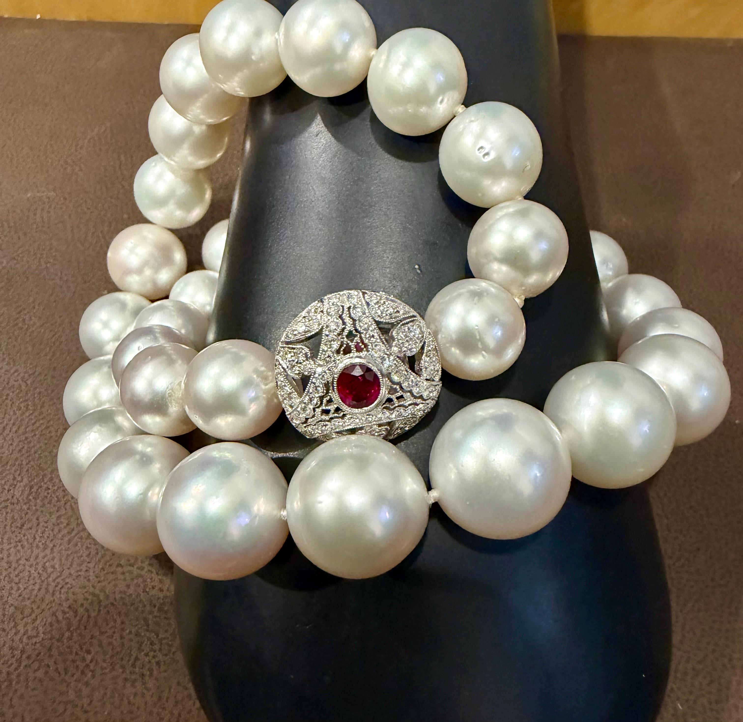 Collana di perle rotonde bianche dei mari del sud da 11,5-15 mm  Chiusura con diamante e rubino, Vintage By in vendita 2