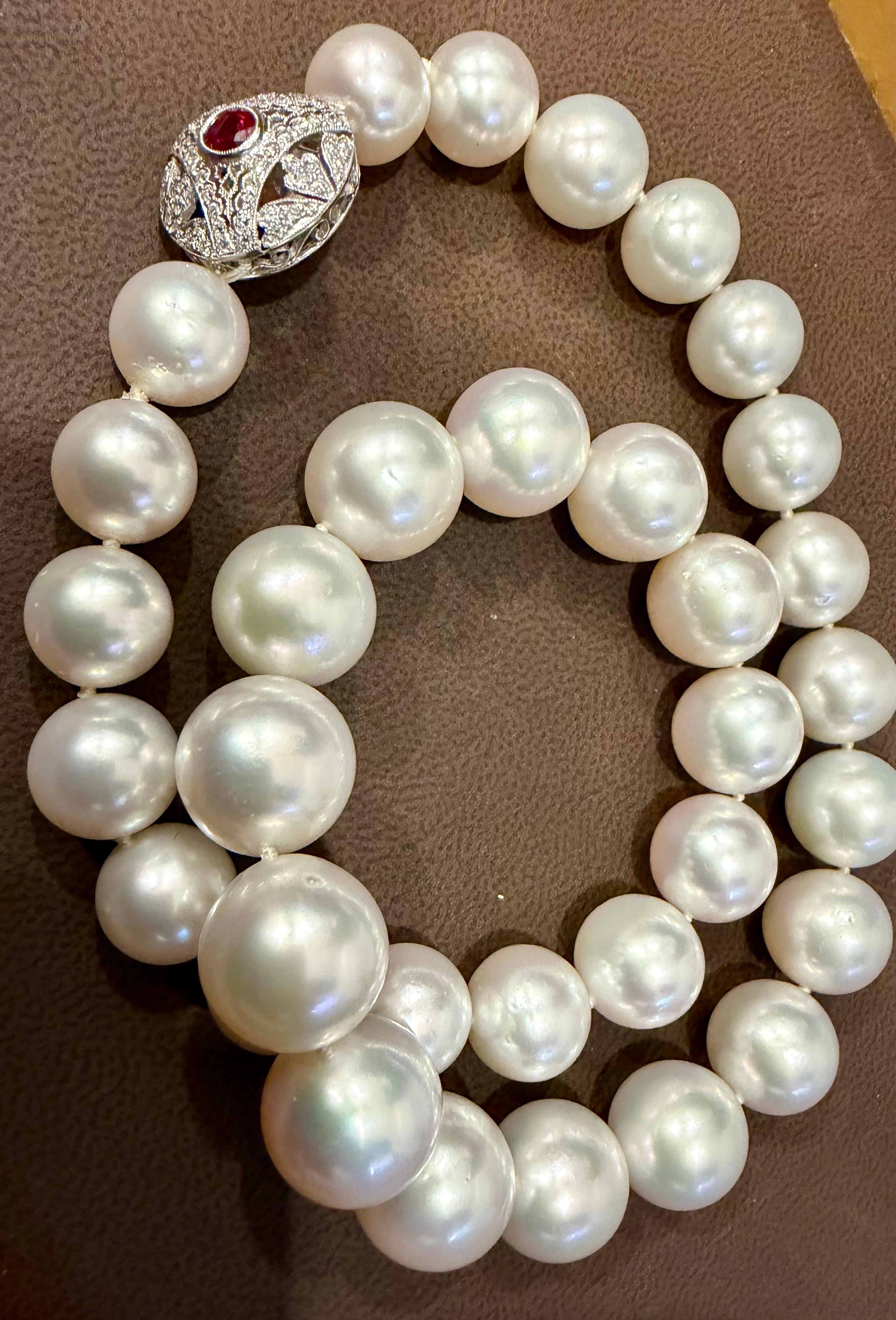 Collana di perle rotonde bianche dei mari del sud da 11,5-15 mm  Chiusura con diamante e rubino, Vintage By in vendita 3