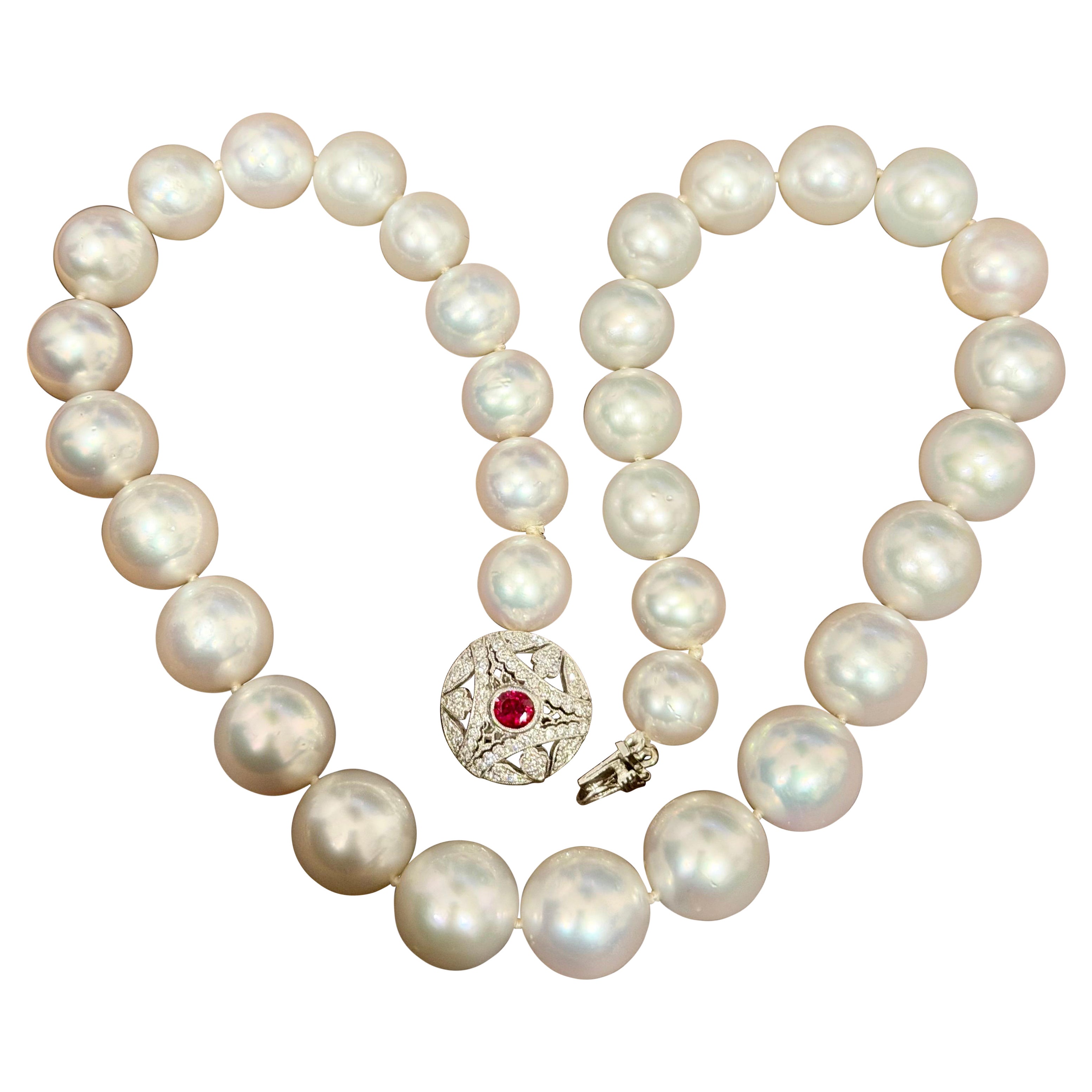 Collana di perle rotonde bianche dei mari del sud da 11,5-15 mm  Chiusura con diamante e rubino, Vintage By in vendita