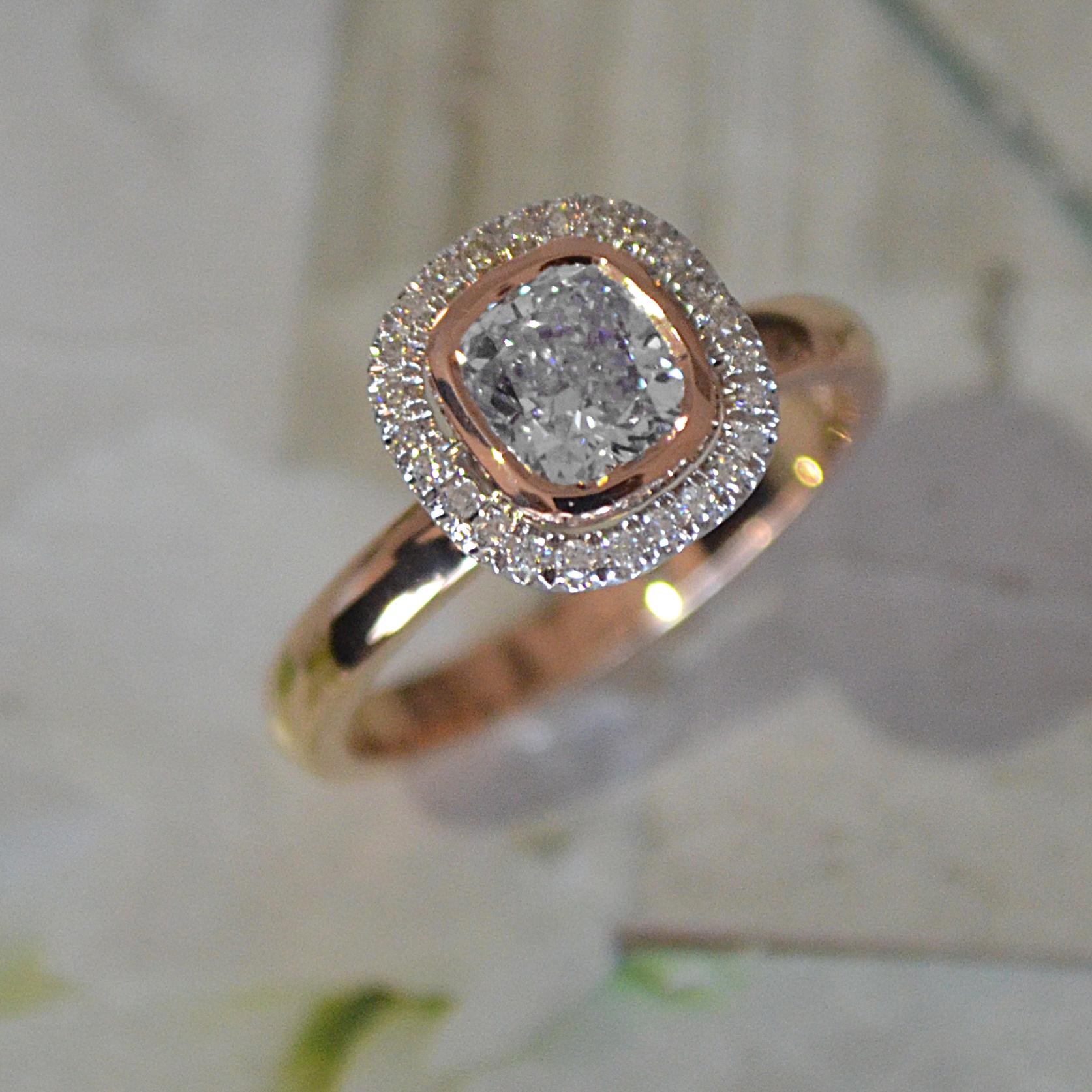 Anillo Halo de Diamantes Cushion de 1,15 Quilates Aproximados, Ben Dannie Moderno en venta