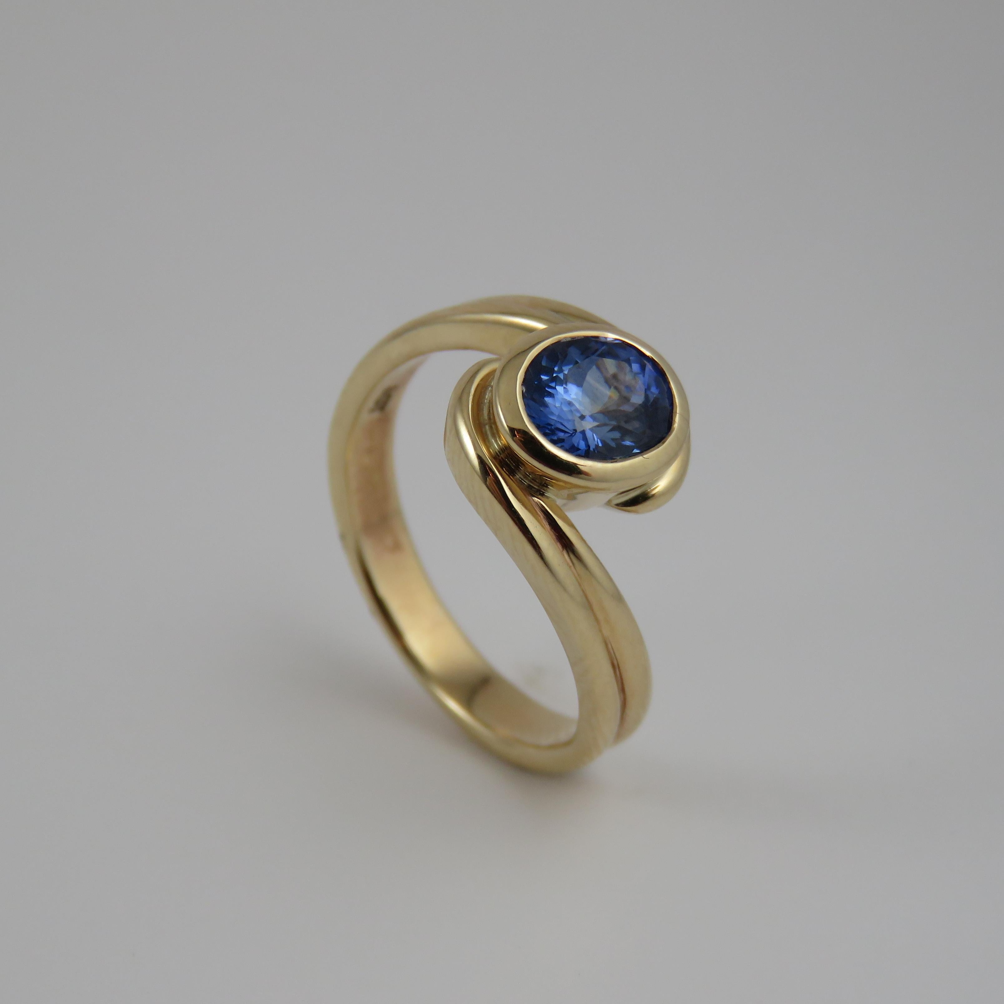 Contemporary 1.15 Carat Blue Sapphire 9k Yellow Gold Bypass Ring For Sale