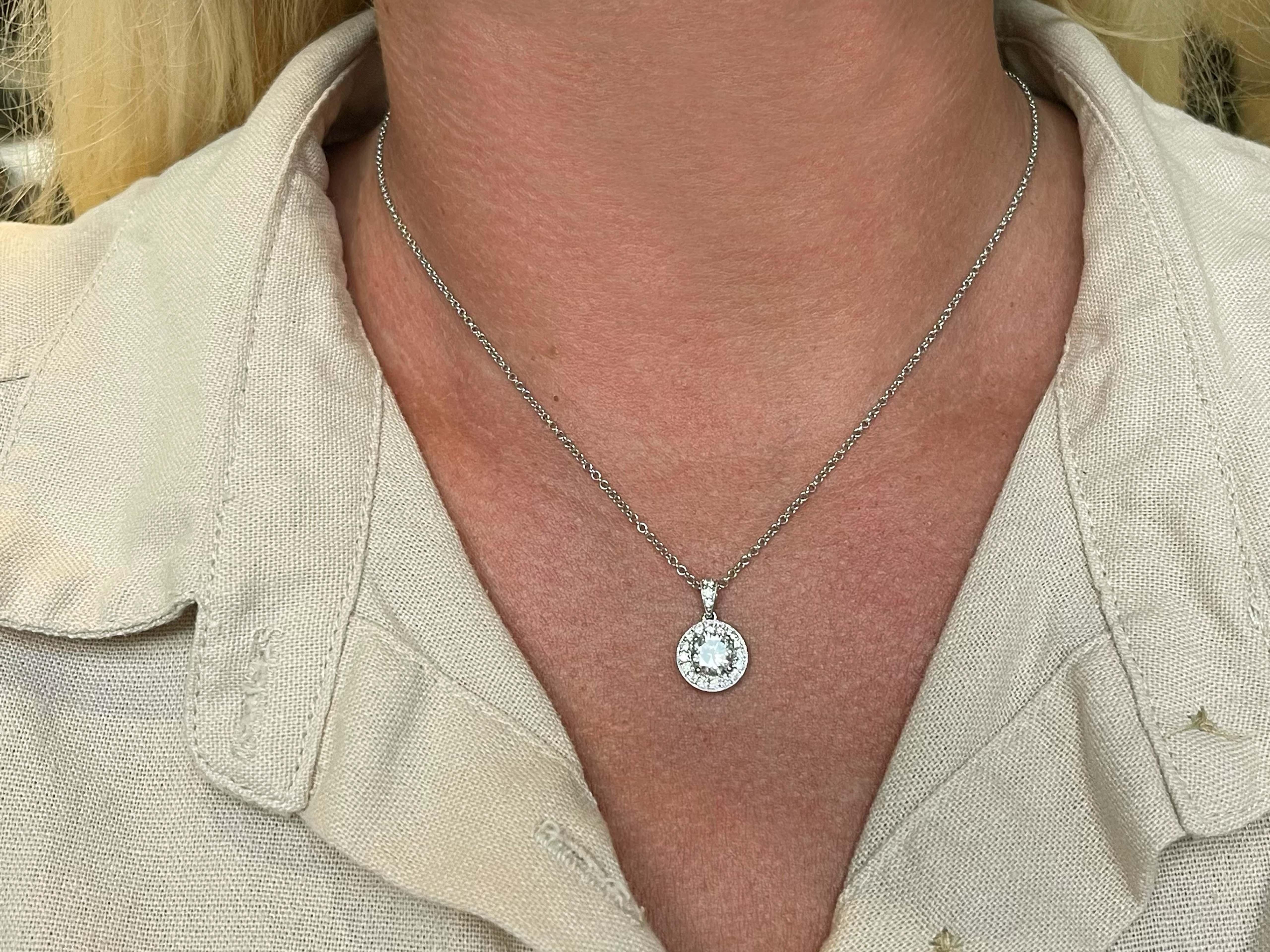 Especificaciones del artículo:

Metal del collar: Oro blanco de 14k (cadena) y 18k (colgante)

Peso total: 4.1 gramos

Longitud de la cadena: 16

Peso en quilates del diamante: ~1,15 quilates del diamante central + 0,32 quilates del halo =1,47