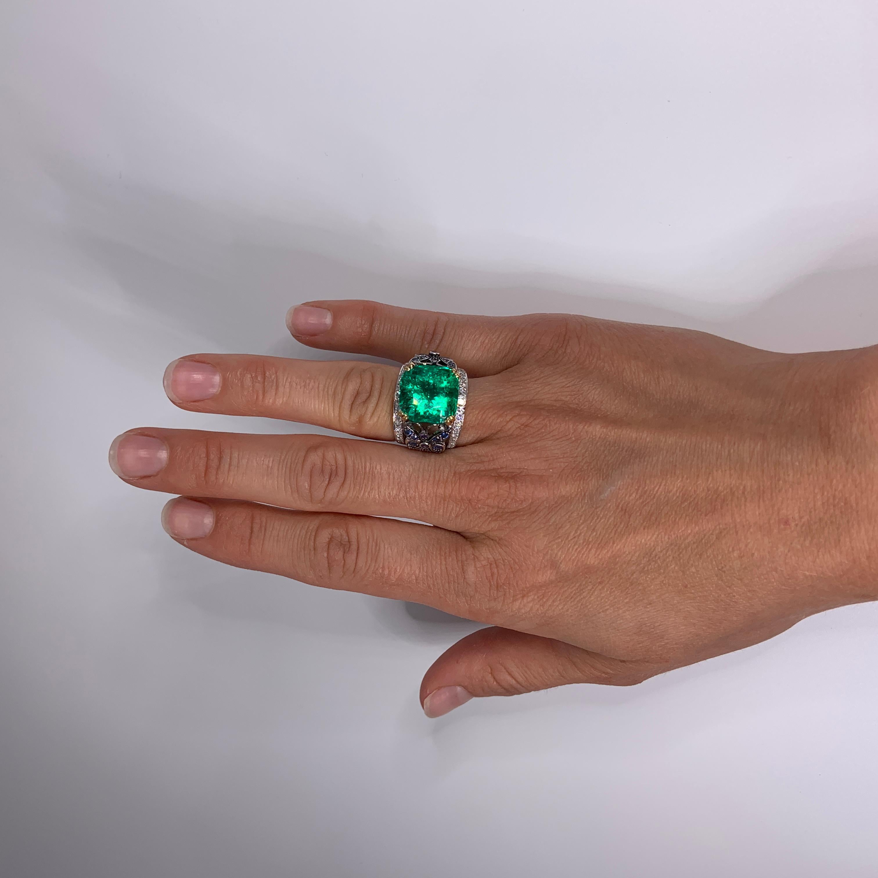 11.5 Carat Colombian Emerald, Sapphires, Diamond Gold Embroidery Ring by Édéenne For Sale 1