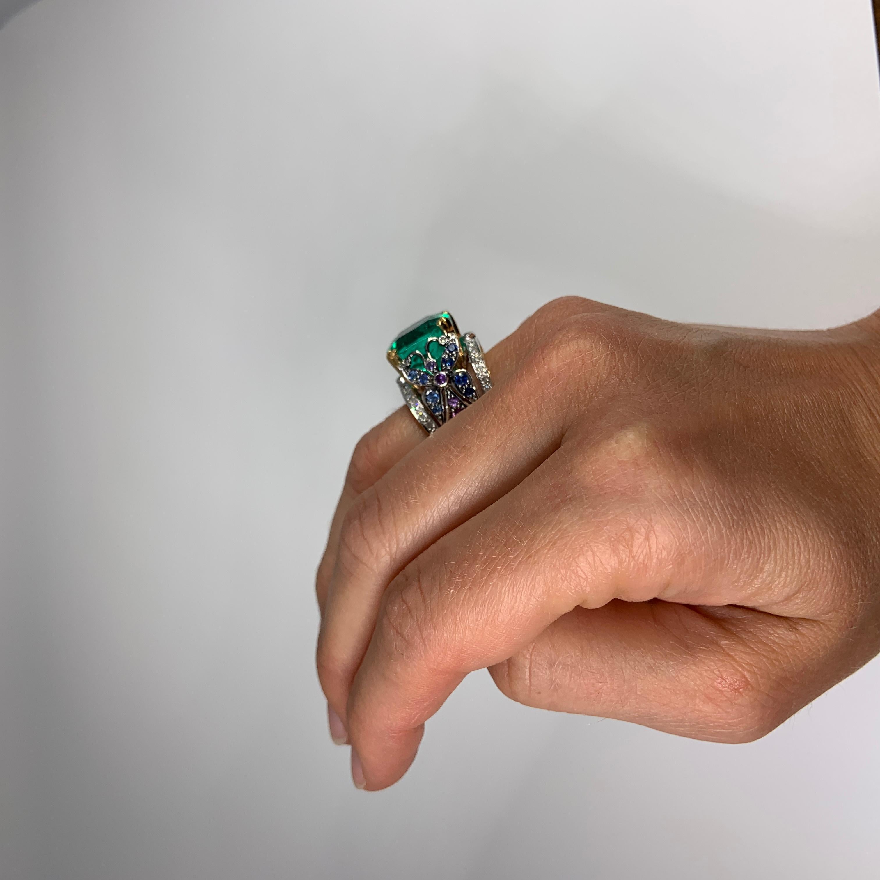 11.5 Carat Colombian Emerald, Sapphires, Diamond Gold Embroidery Ring by Édéenne For Sale 2
