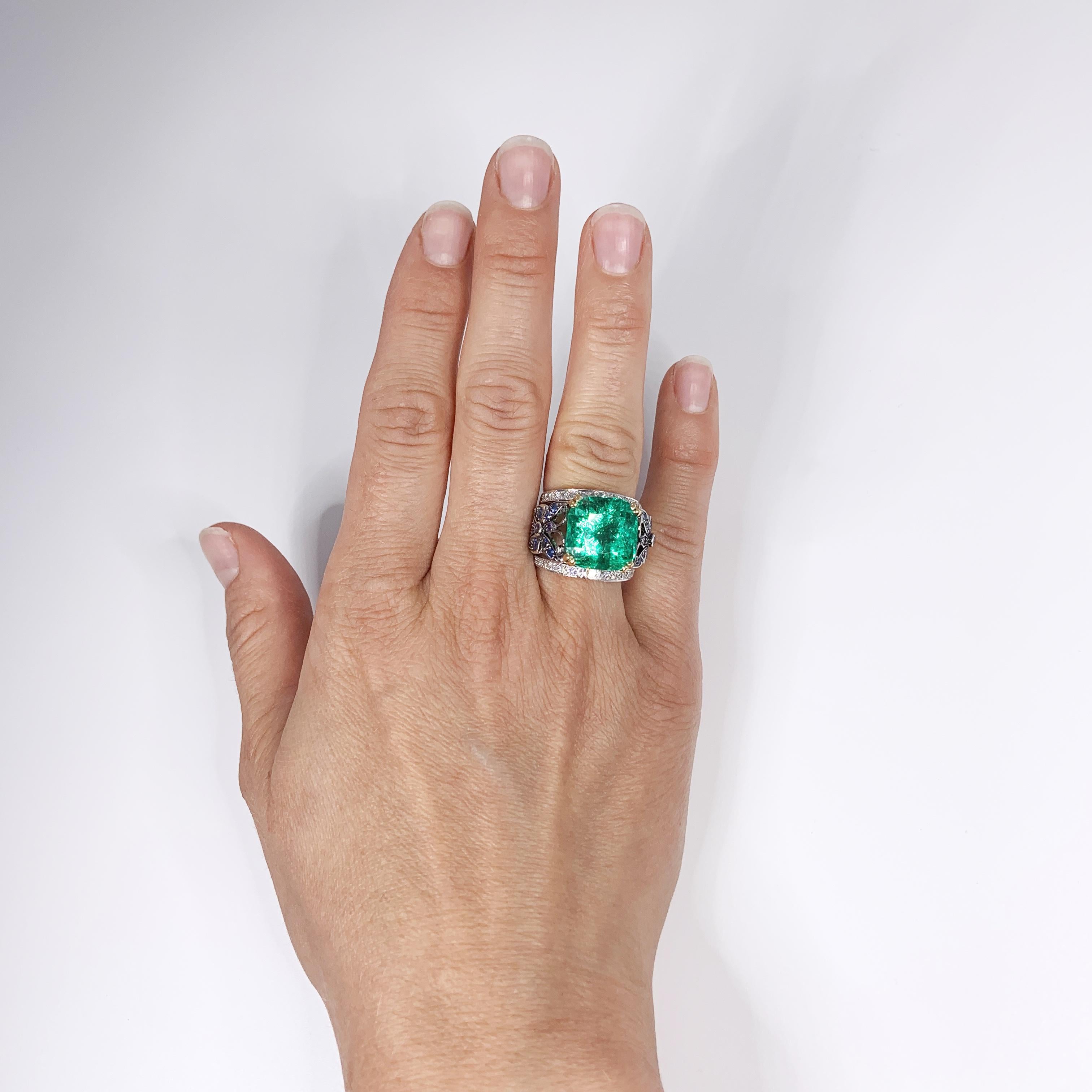 Women's 11.5 Carat Colombian Emerald, Sapphires, Diamond Gold Embroidery Ring by Édéenne For Sale