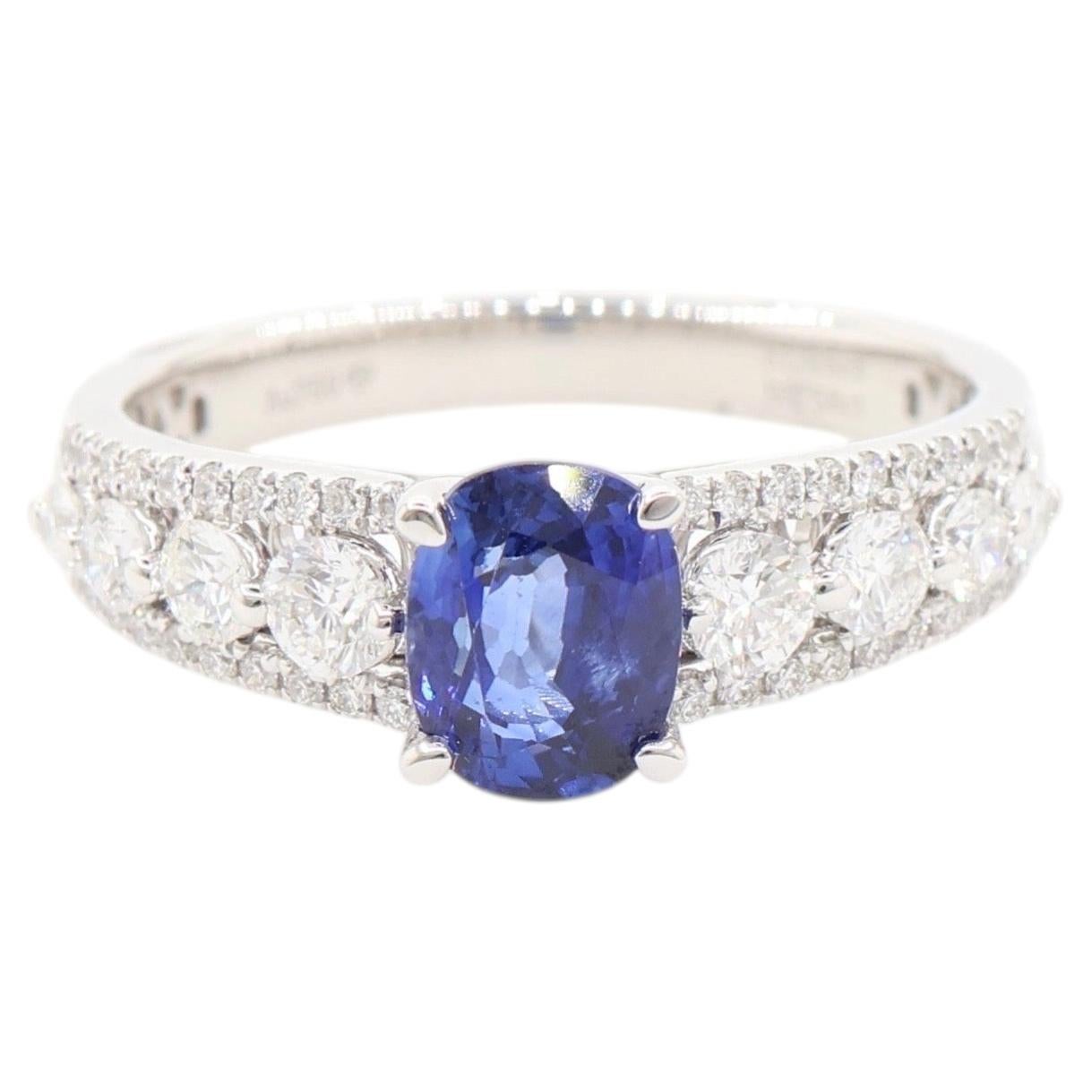 Bague de fiançailles à trois pierres, avec un saphir taille coussin de 1,15 carat et des diamants, en or blanc 18 carats