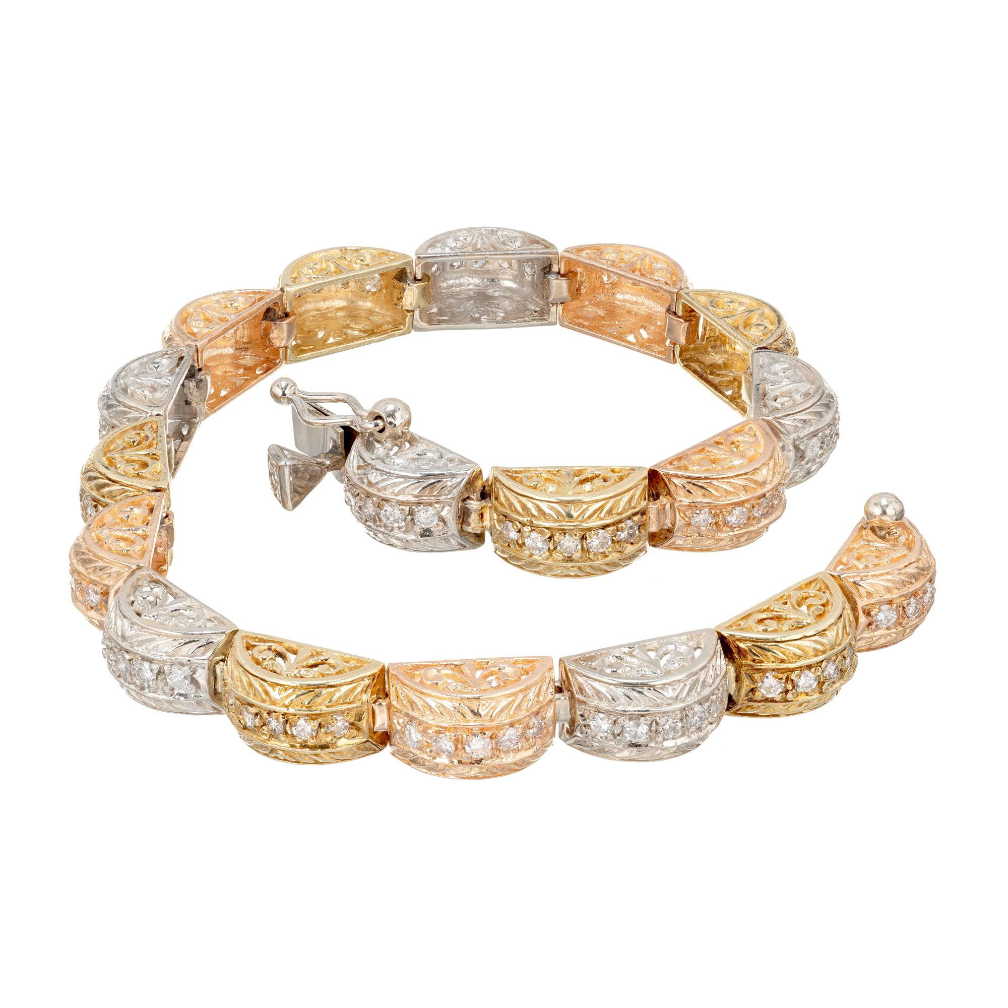 1,15 Karat Diamant-graviertes gewölbtes dreifarbiges Goldgliederarmband mit Scharnier im Angebot