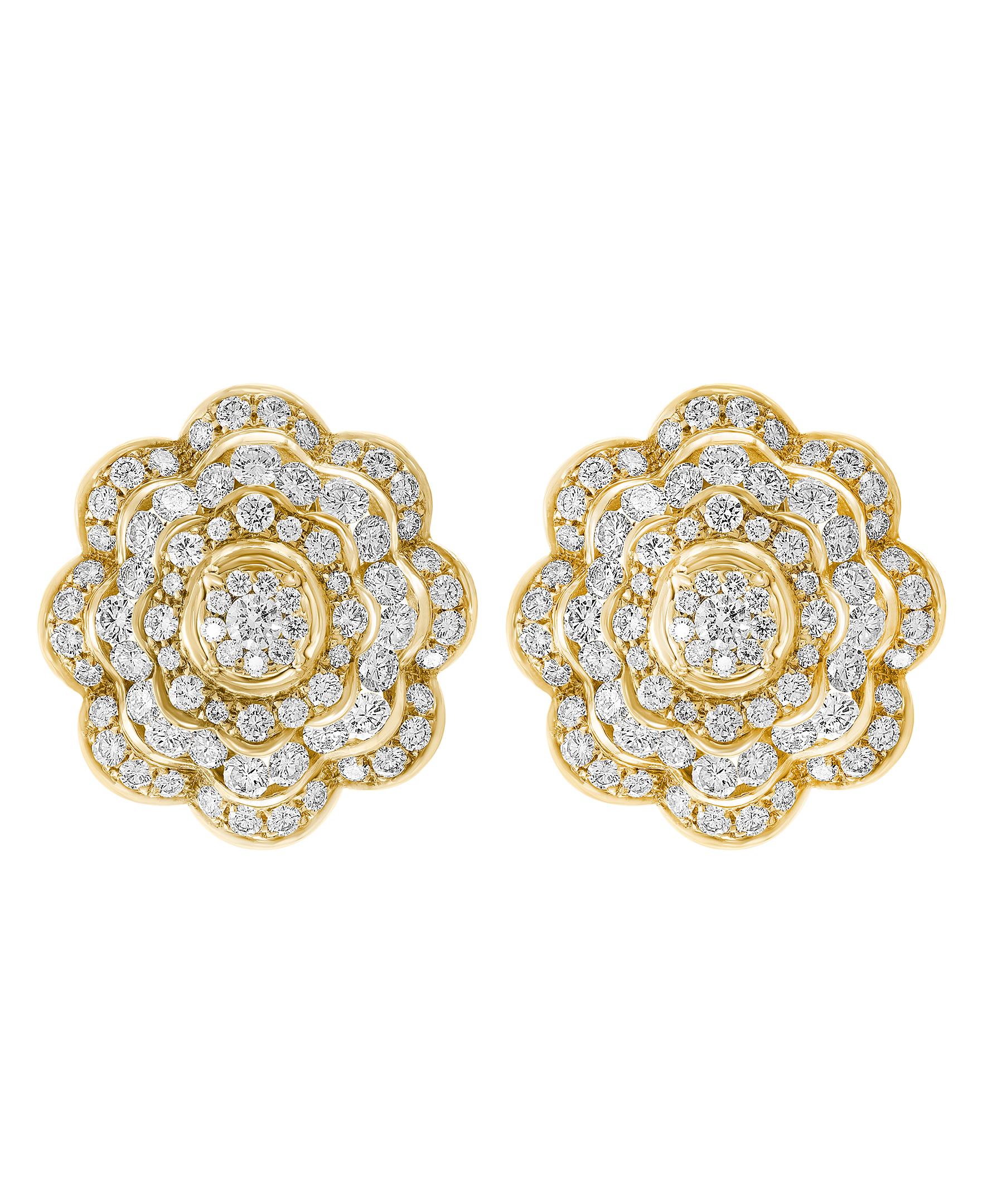 11.5 carat diamonds VS quality and E color flower Earring 18 karat gold, Estate
This is a pair of earrings from our premium wedding collection.
11.5 carat of diamonds are set in three rows of fringed design which surrounds the center cluster of