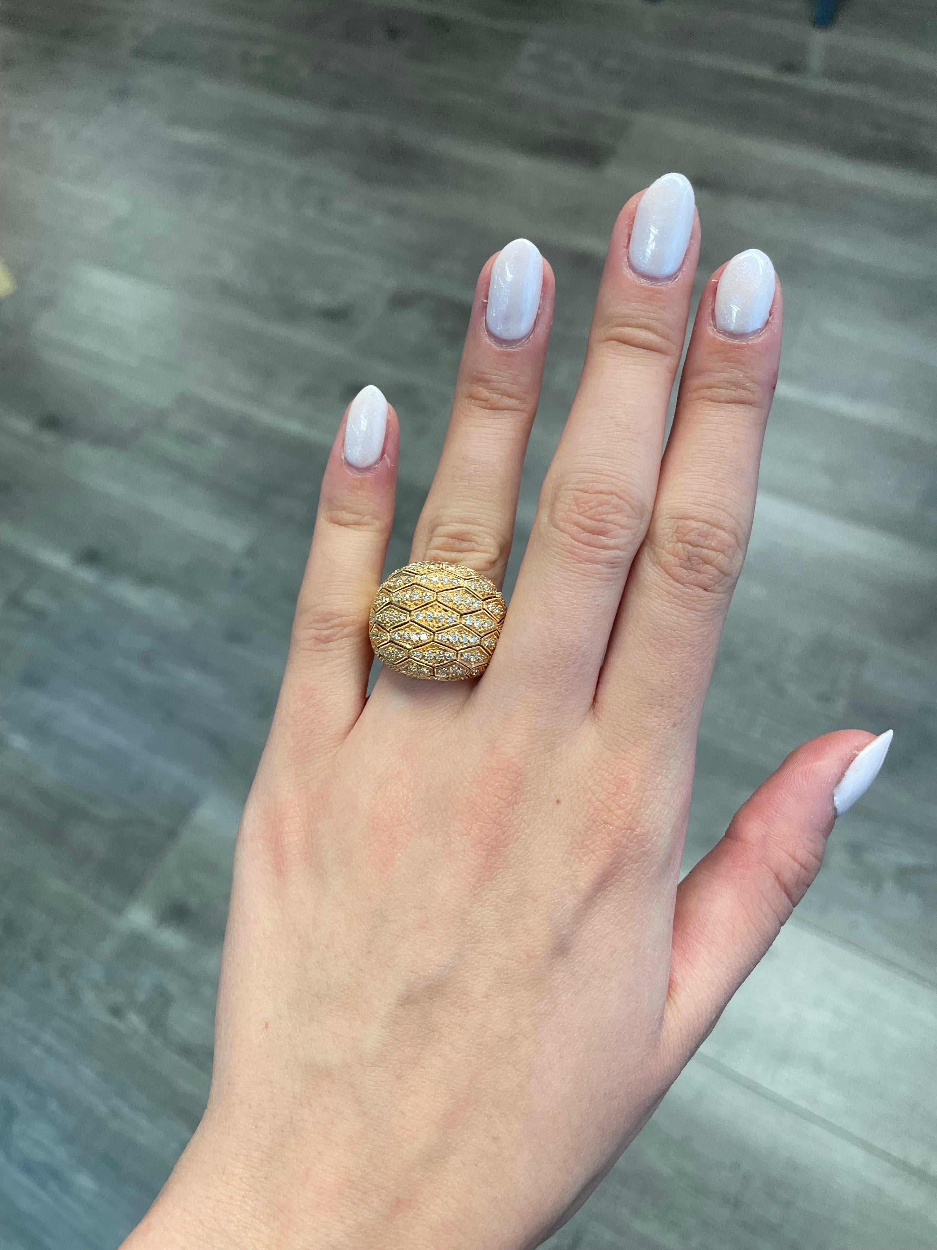 Exquise bague de cocktail en diamant bombé.
122 diamants ronds de taille brillant, 1,15 carats au total. Couleur approximative G/H et clarté SI. Serti en or rose 18k. 
Sur demande, une évaluation actualisée par un GIA G.G. sera fournie après