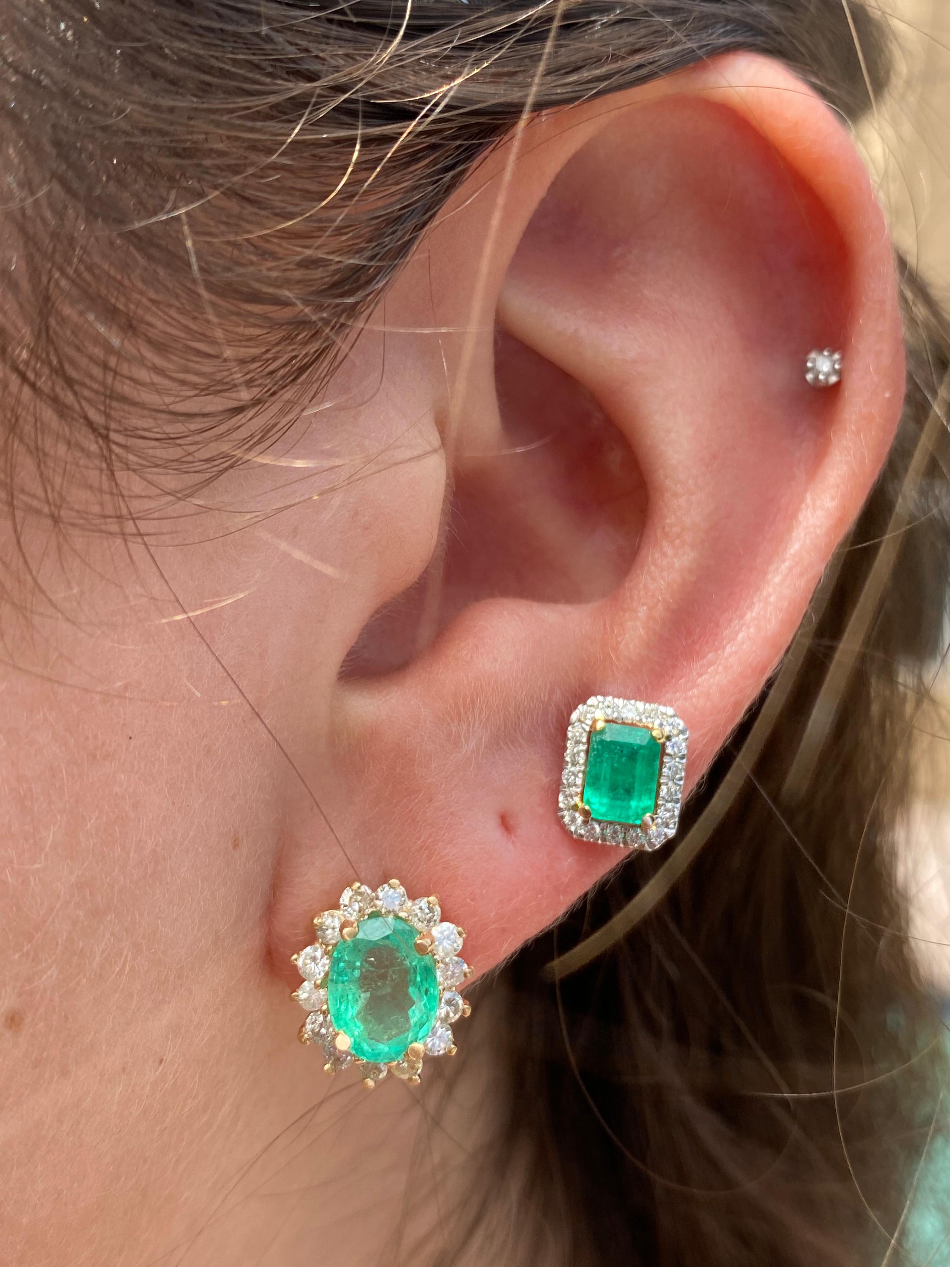 Des émeraudes de Colombie taillées en émeraude totalisant 1,15 carats, encadrées par 36 diamants ronds de taille brillant totalisant 0,22 carats, et serties dans de l'or blanc 18 carats. 

Magnifiques émeraudes naturelles de Colombie serties dans de