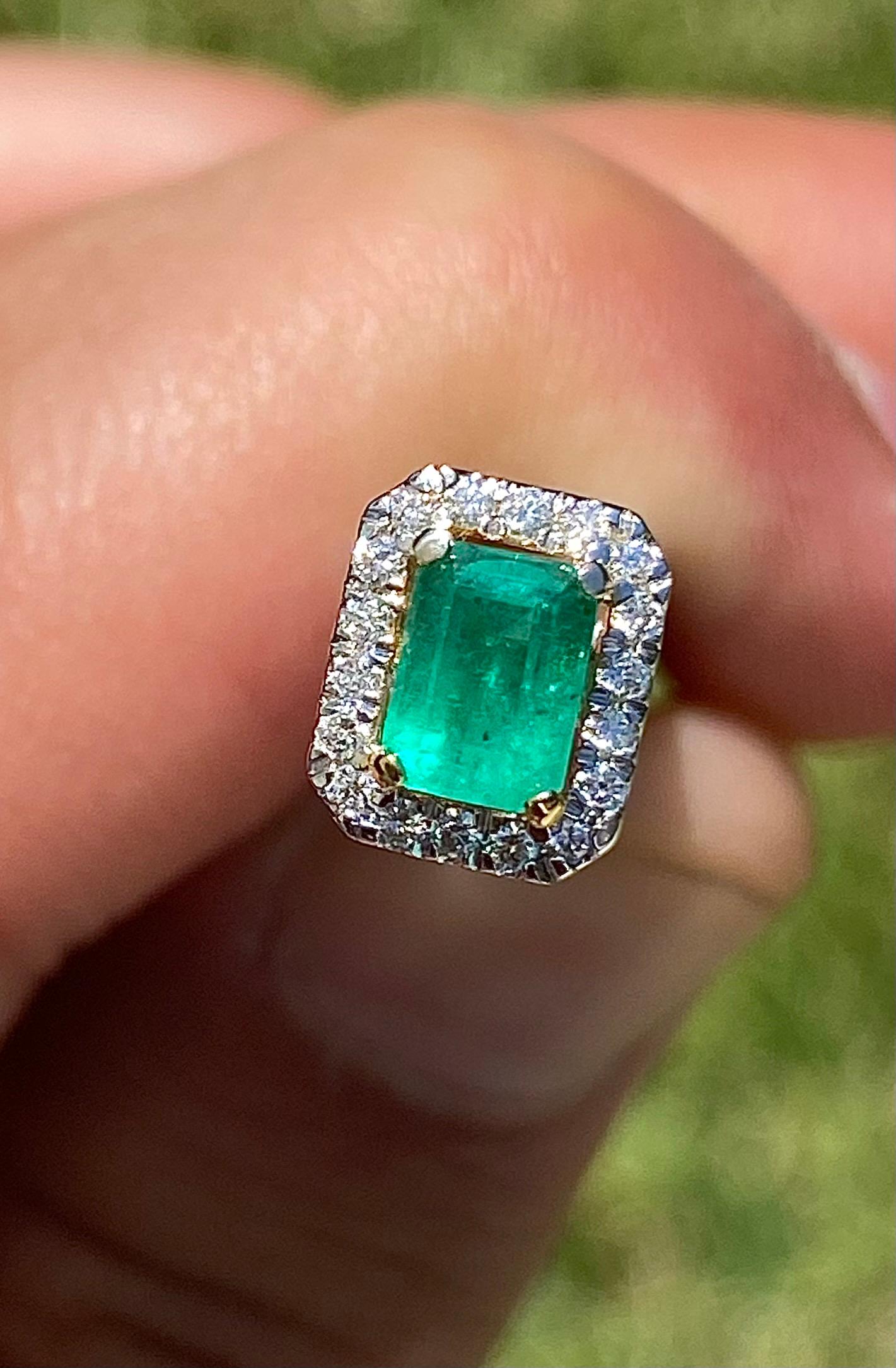 1.15 Carat Emerald-Cut Colombian Emerald and Diamond 18k Gold Stud Earrings In New Condition For Sale In Miami, FL