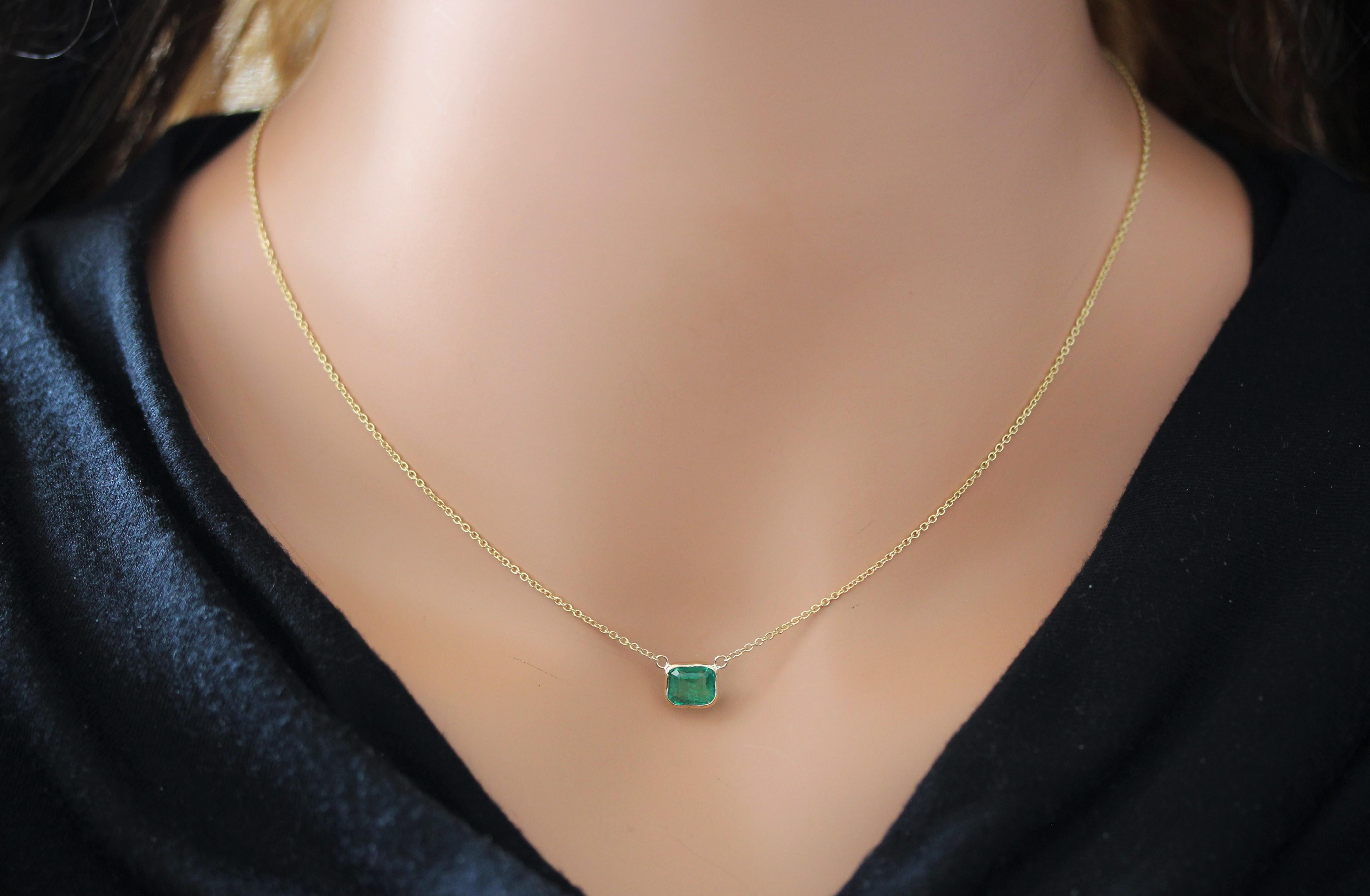 Contemporain 1.15 Carat Emerald Green Fashion Necklaces In 14k Yellow Gold en vente