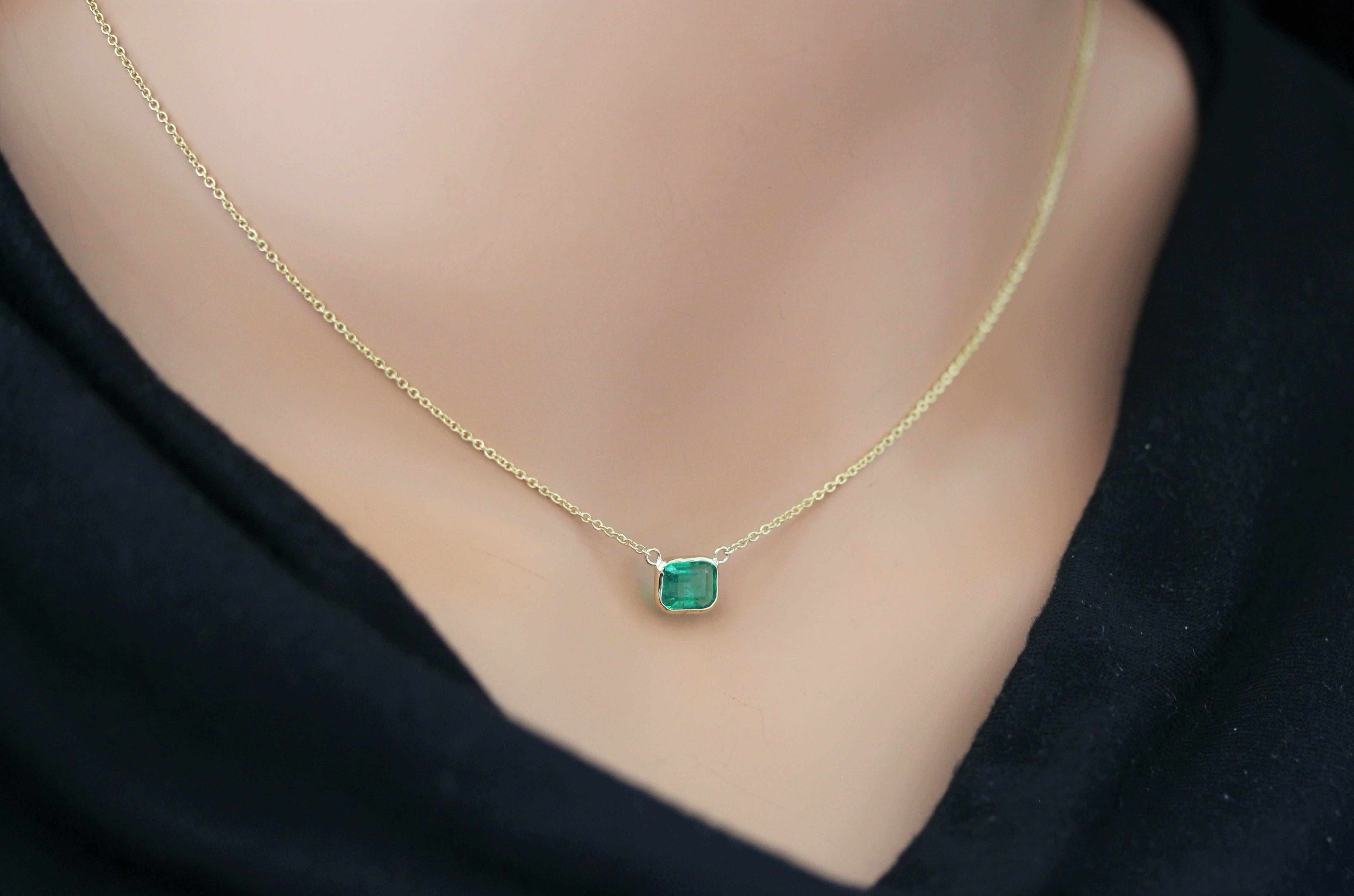 Taille émeraude 1.15 Carat Emerald Green Fashion Necklaces In 14k Yellow Gold en vente