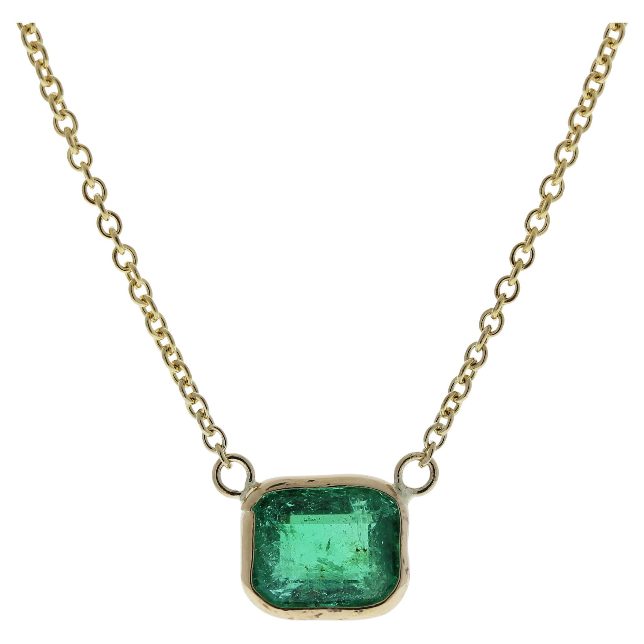 1.15 Carat Emerald Green Fashion Necklaces In 14k Yellow Gold en vente