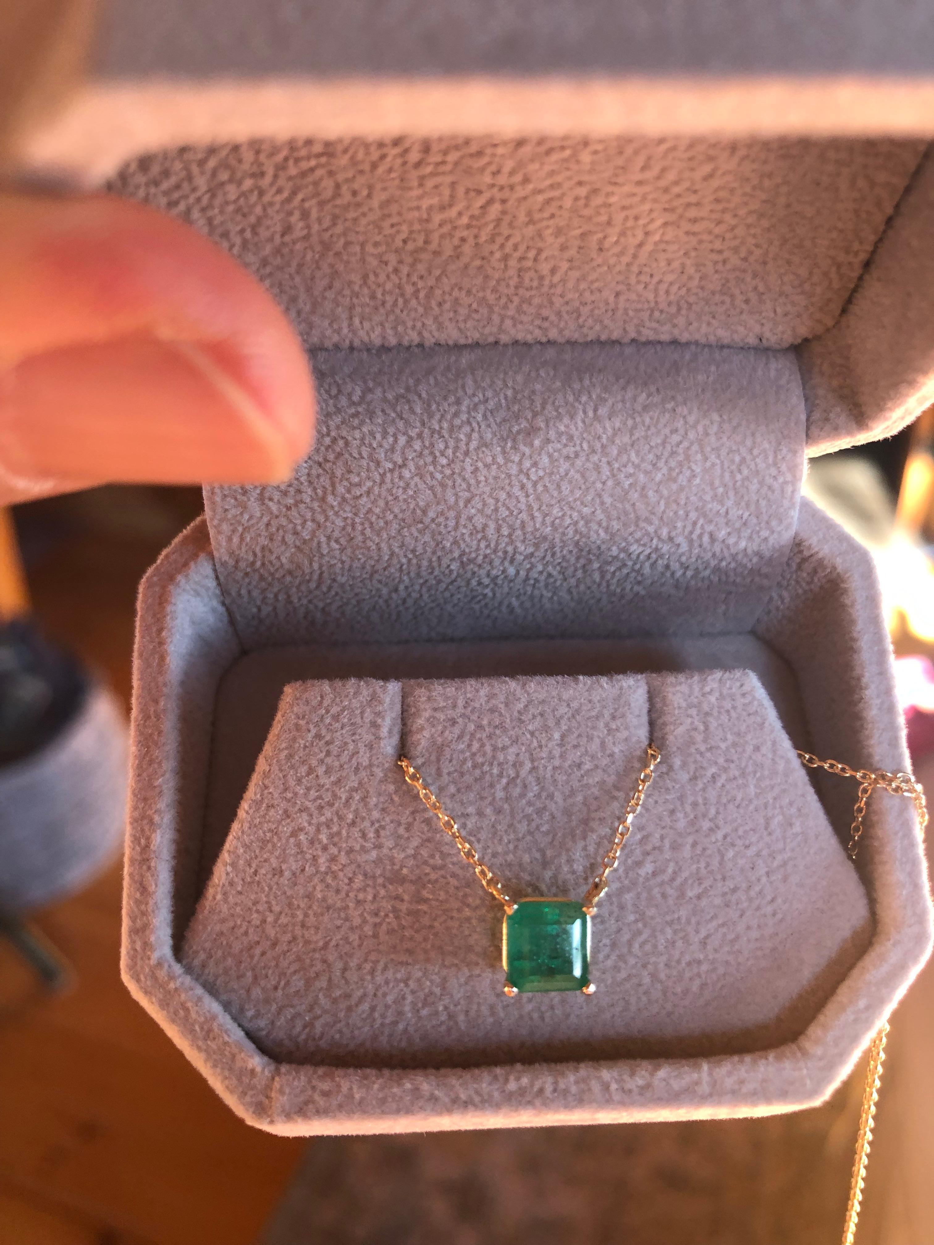 1.15 Carat Emerald Yellow Gold 18 Karat Solitaire Pendant Necklace For Sale 5