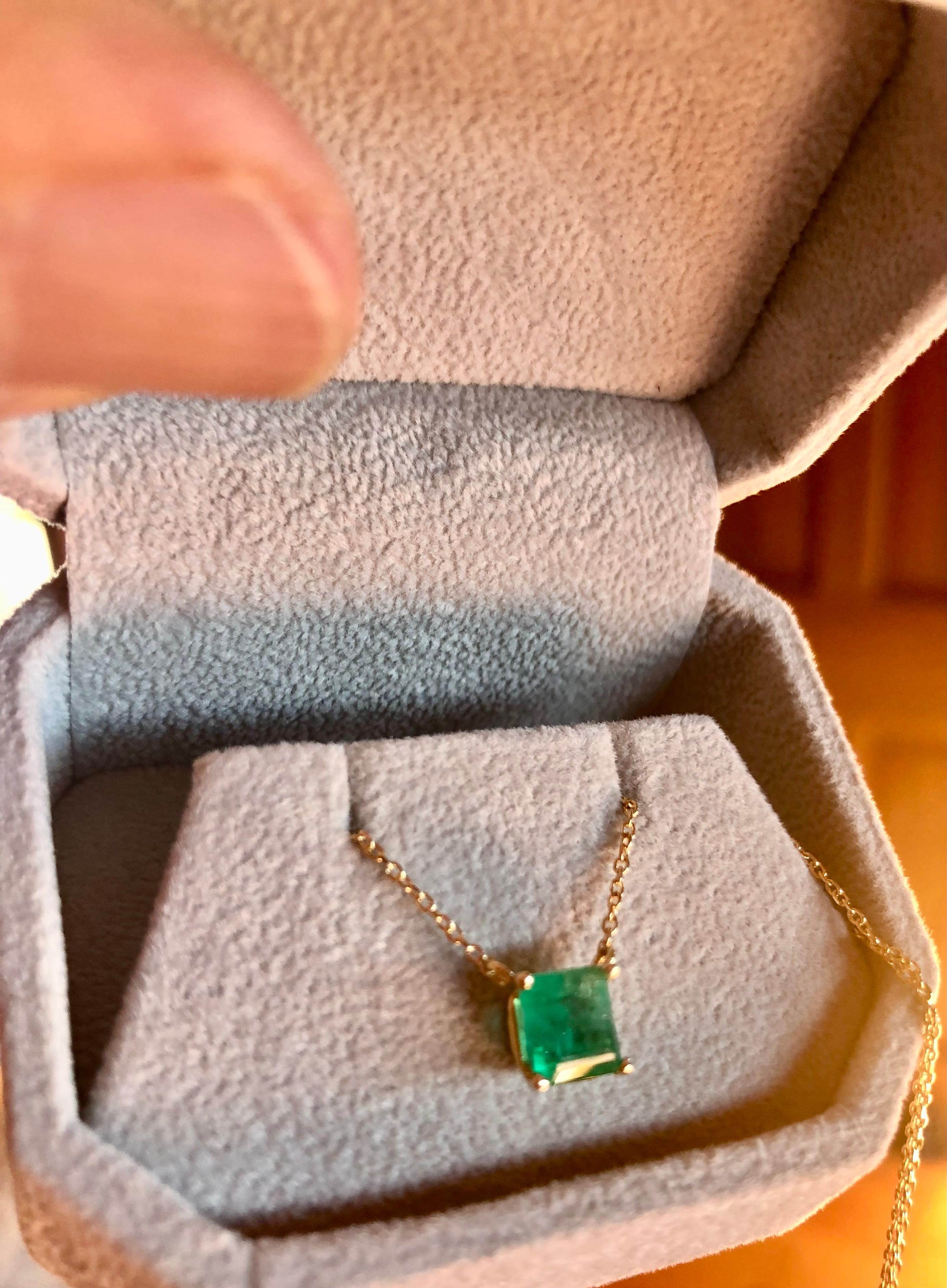 1.15 Carat Emerald Yellow Gold 18 Karat Solitaire Pendant Necklace For Sale 7