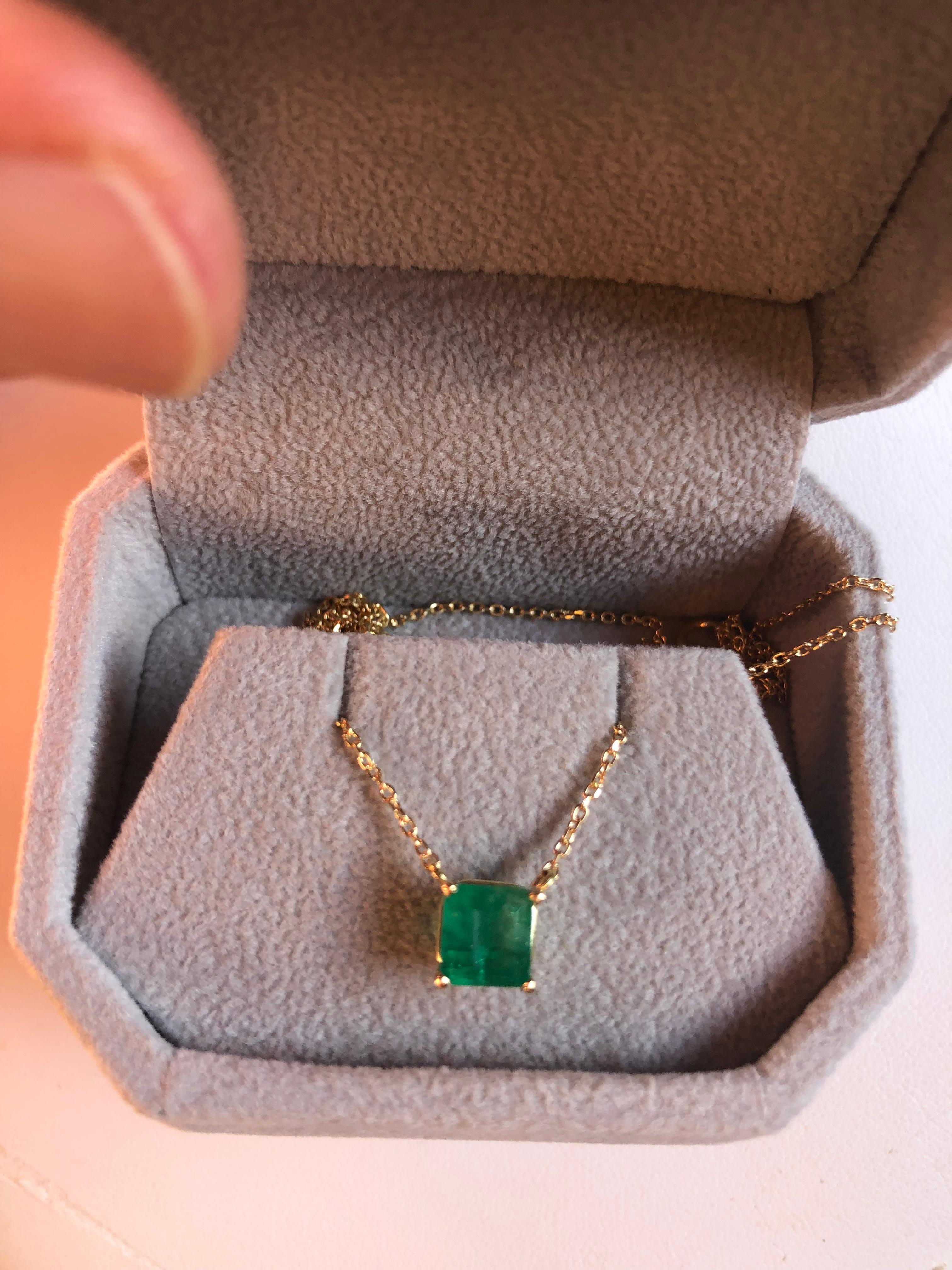 1.15 Carat Emerald Yellow Gold 18 Karat Solitaire Pendant Necklace For Sale 2
