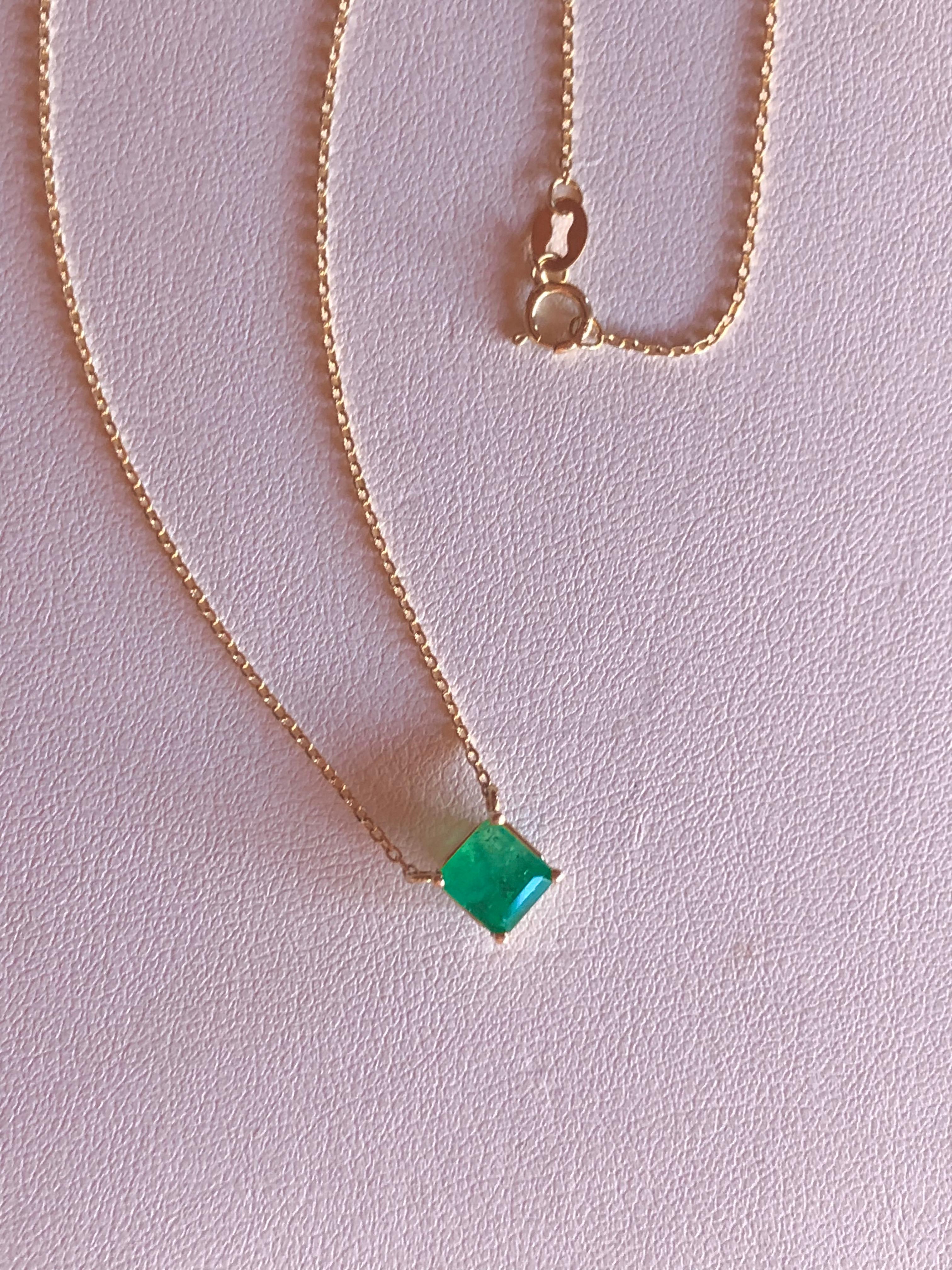 1.15 Carat Emerald Yellow Gold 18 Karat Solitaire Pendant Necklace For Sale 3