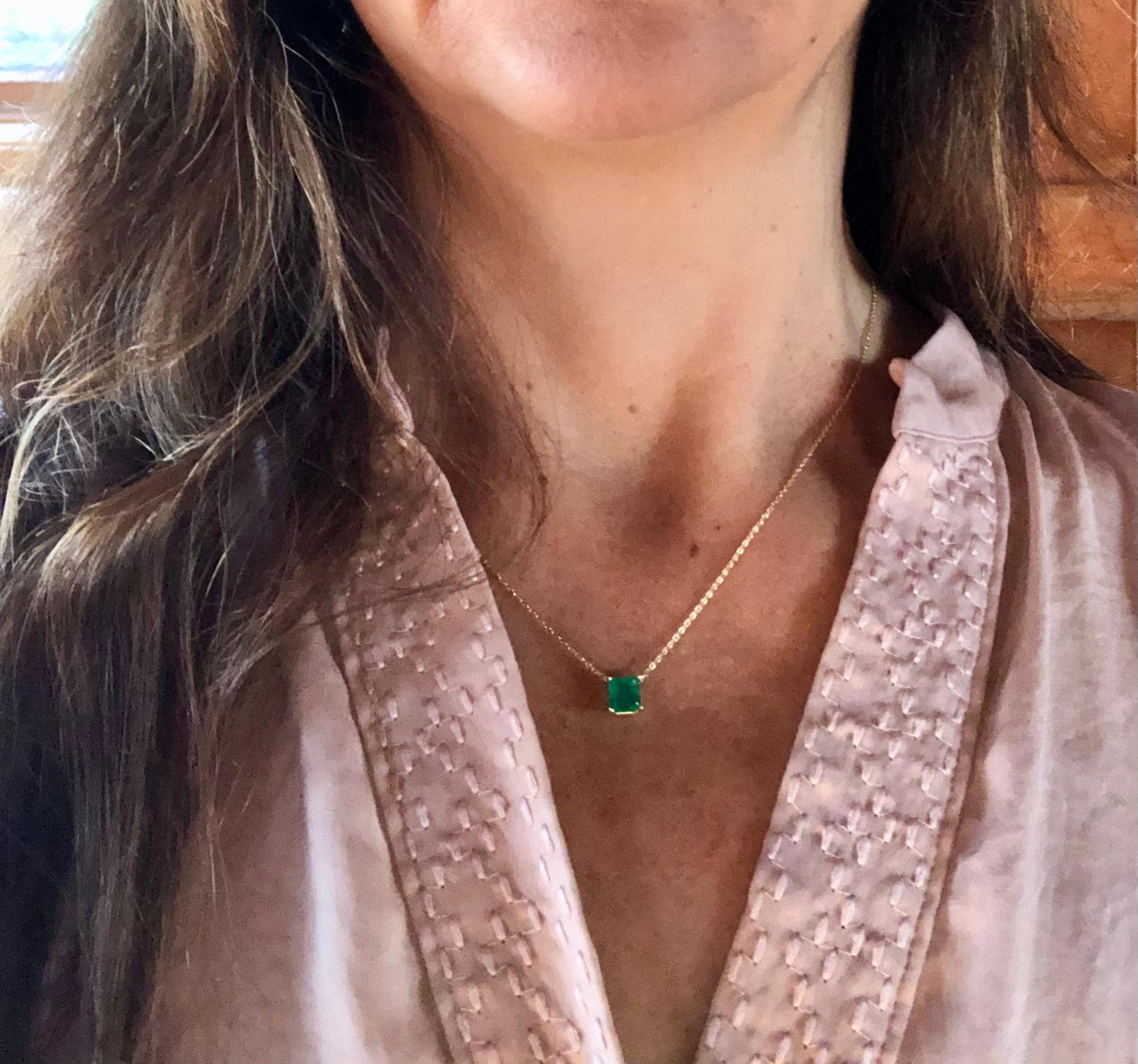 Atemberaubende Solitär-Halskette mit einem natürlichen kolumbianischen Smaragd im Smaragd-Schliff,  mittel grün natürlich  Kolumbianischer Smaragd von 1.15 Karat. In 18 Karat Gelbgold gefasst und an einer 18 Zentimeter langen Goldkette befestigt. 
