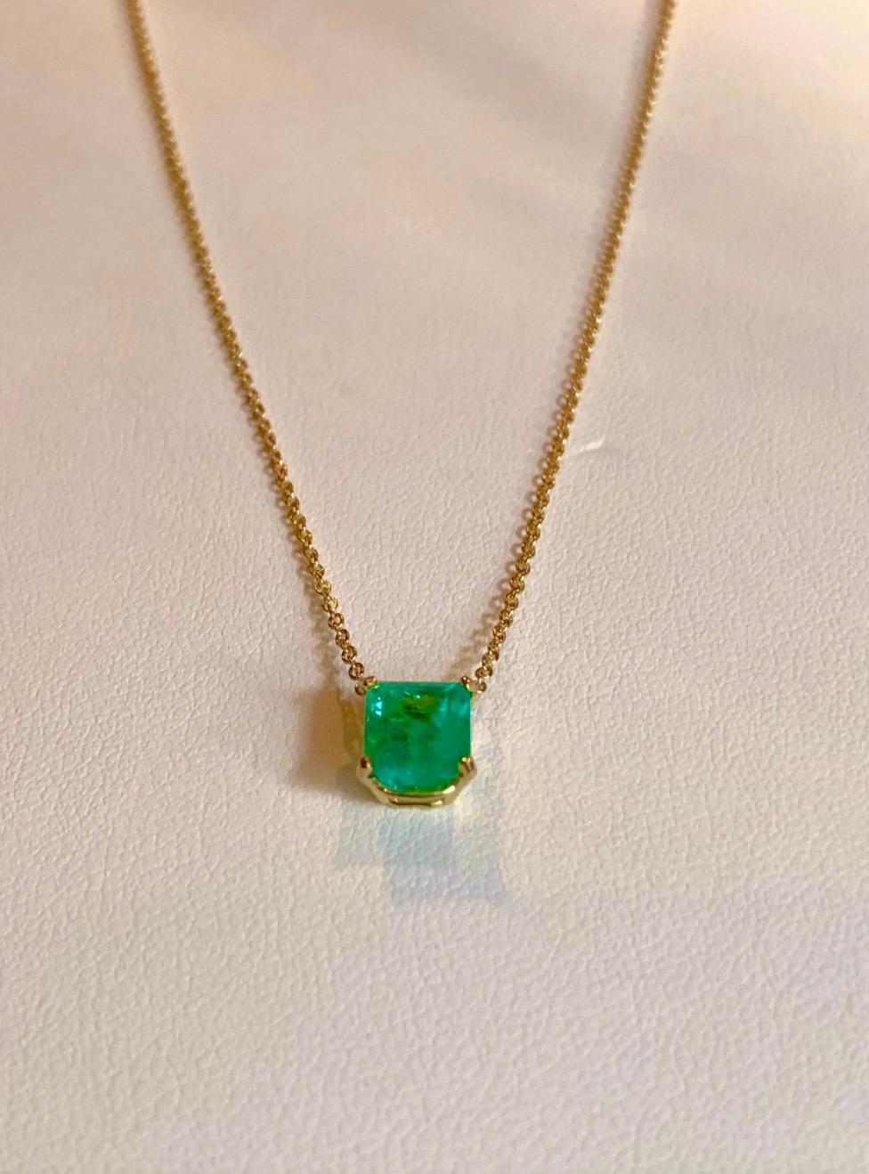 1.15 Carat Emerald Yellow Gold 18 Karat Solitaire Pendant Necklace For Sale 1