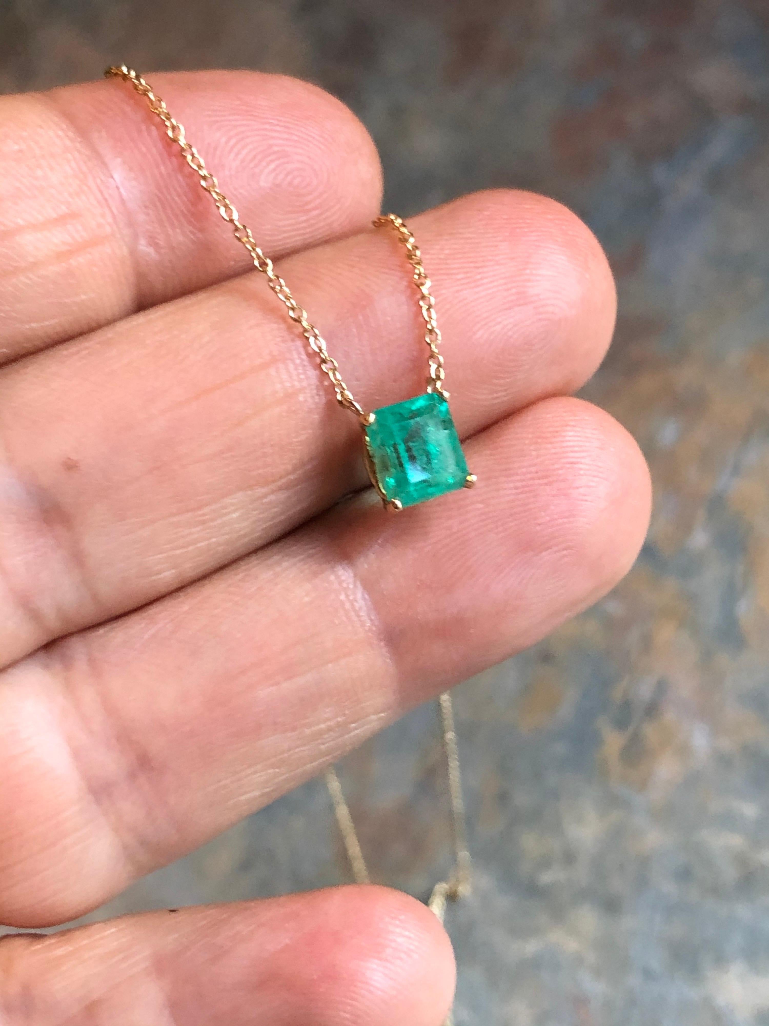 1.15 Carat Emerald Yellow Gold 18 Karat Solitaire Pendant Necklace For Sale 4