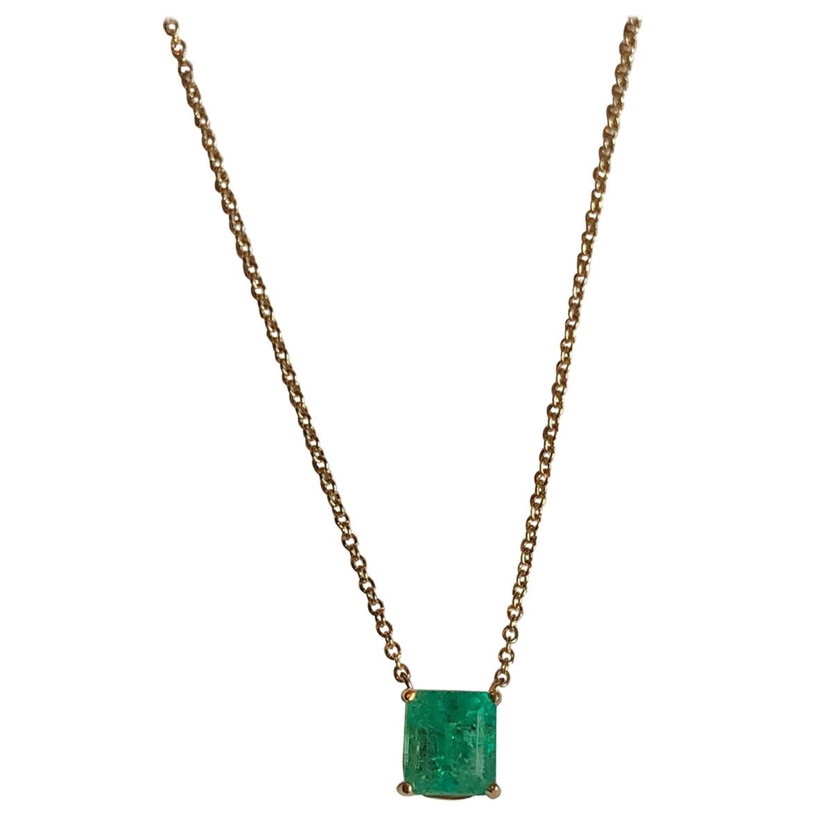 Women's 1.15 Carat Emerald Yellow Gold 18 Karat Solitaire Pendant Necklace For Sale