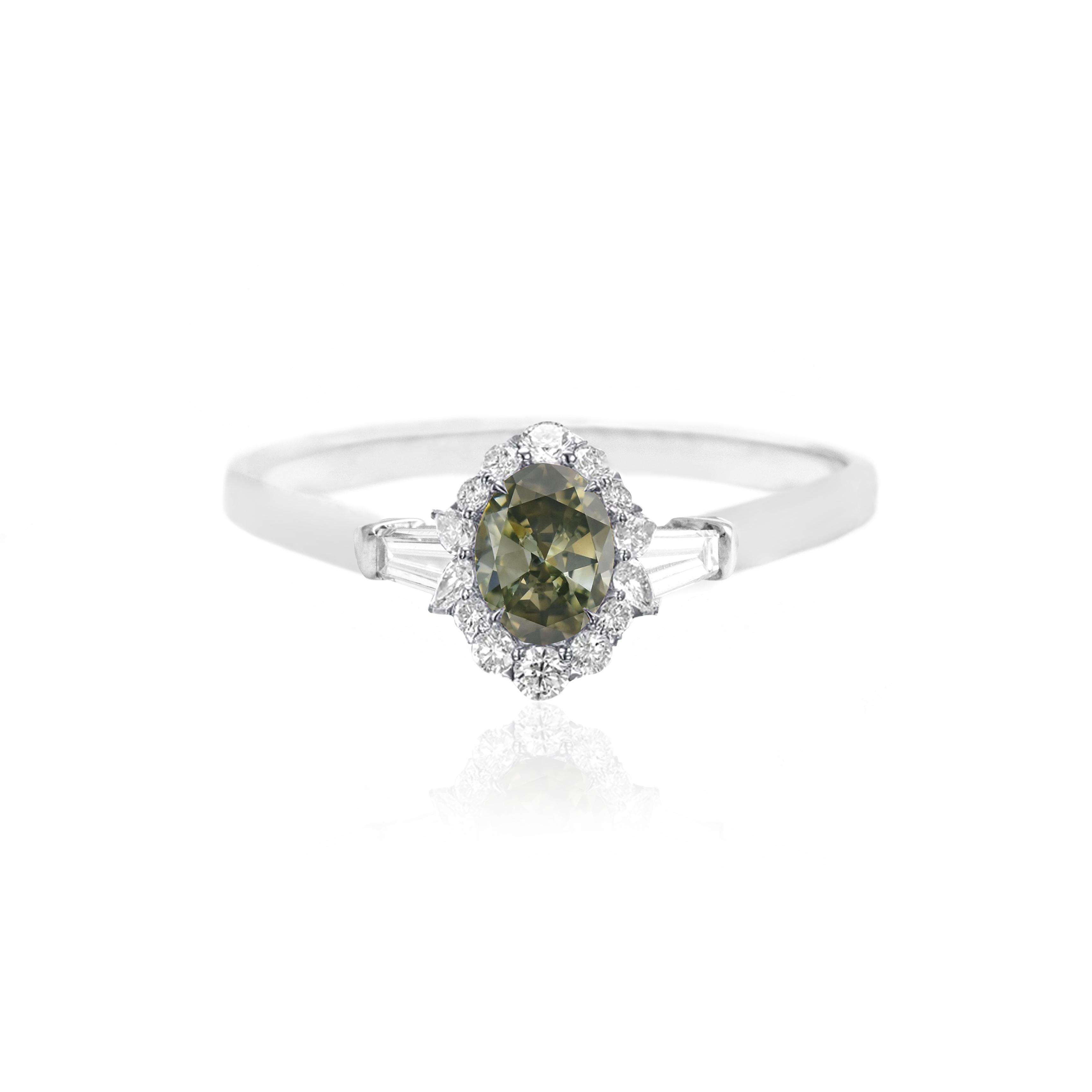 Bague en or blanc 18 carats de 1,15 carat de diamant caméléon de couleur gris foncé et vert foncé ovale sur diamant.

Taille sur demande.