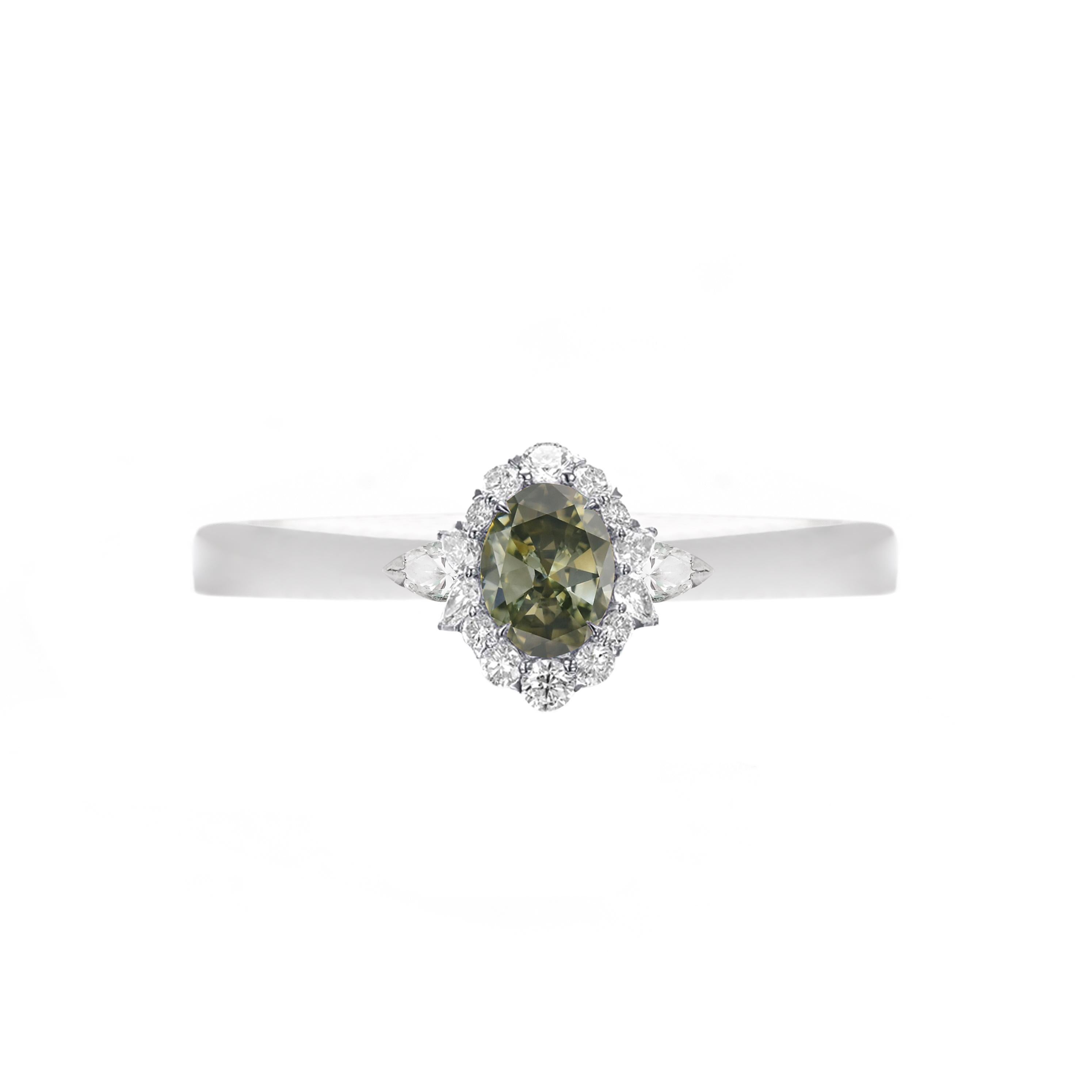 Contemporary 1.15 carat Fancy Dark Grey Yellowish Green Chameleon Diamond Oval Gold 18K Ring For Sale