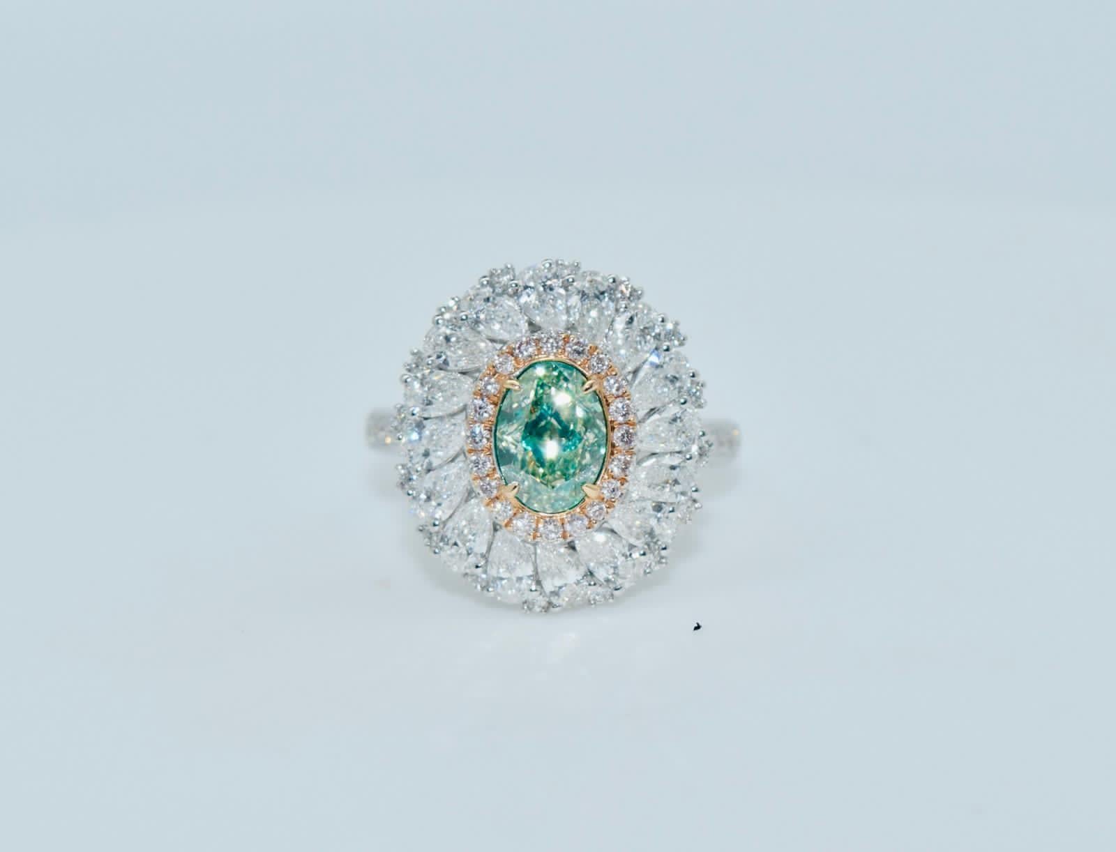 1.15 Carat Fancy Light Green Yellow Diamond Ring VS1 Clarity GIA Certified For Sale 2