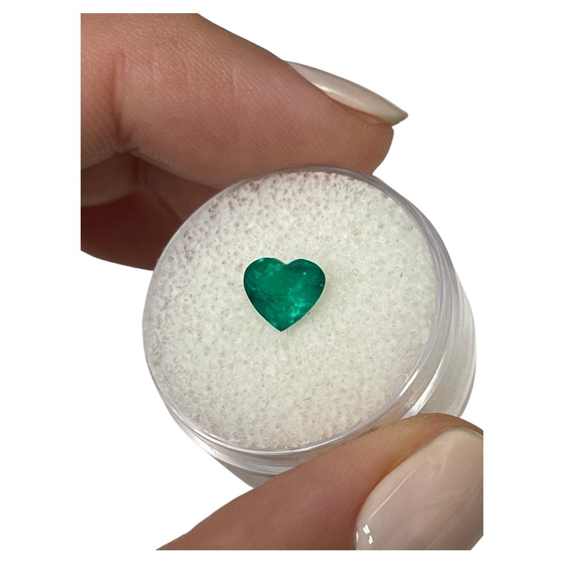 Esmeralda colombiana talla corazón de 1.15 quilates  Gema natural suelta verde intenso