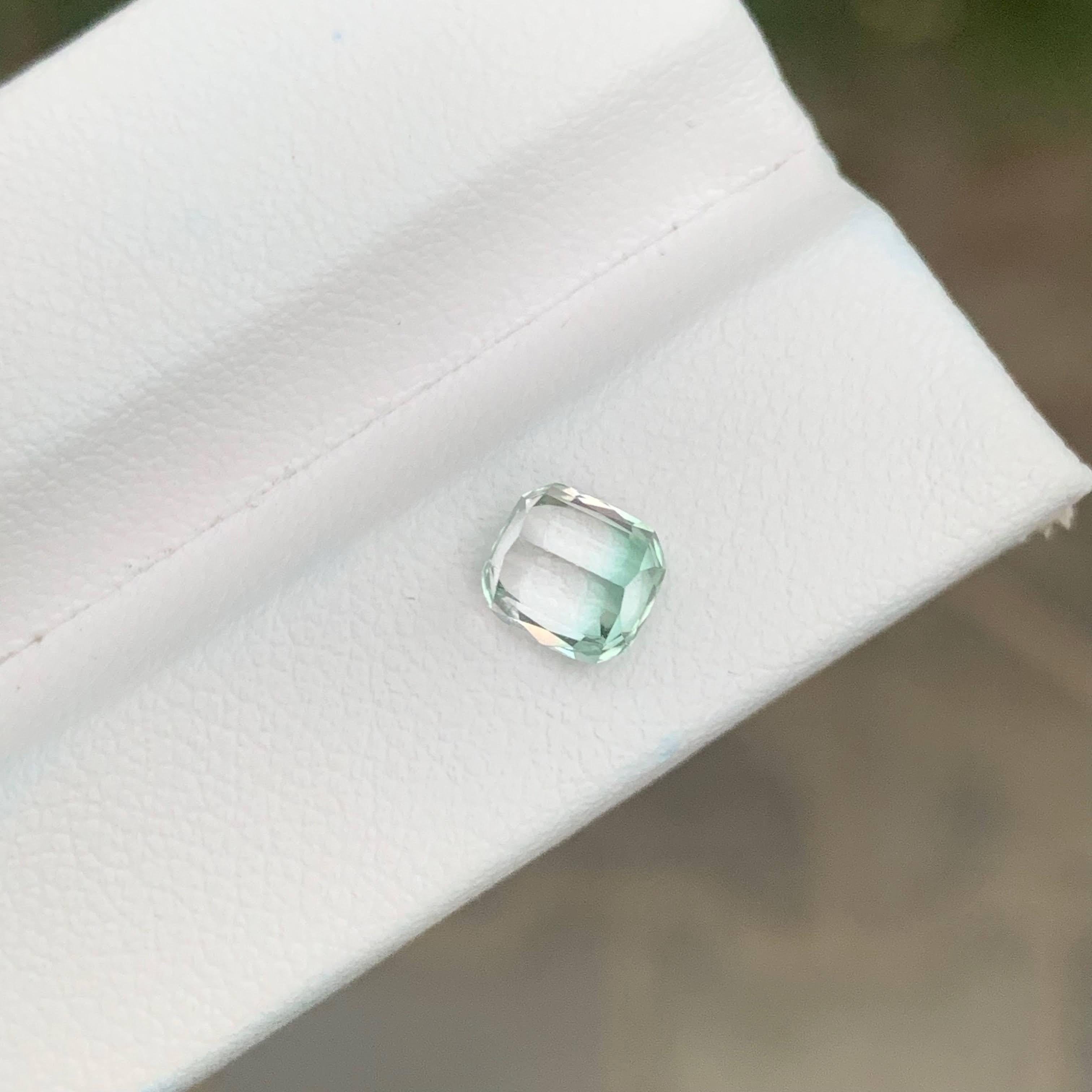 Poids 1,15 carat
Dimensions 6x5.5x4.1mm
Traitement Aucun
Origine afghane
Clarity Eye Clean
Forme Coupe Coussin
NA



Cette tourmaline naturelle bicolore de 1,15 carat est un charmant exemple de l'art de la nature, mettant en valeur un magnifique