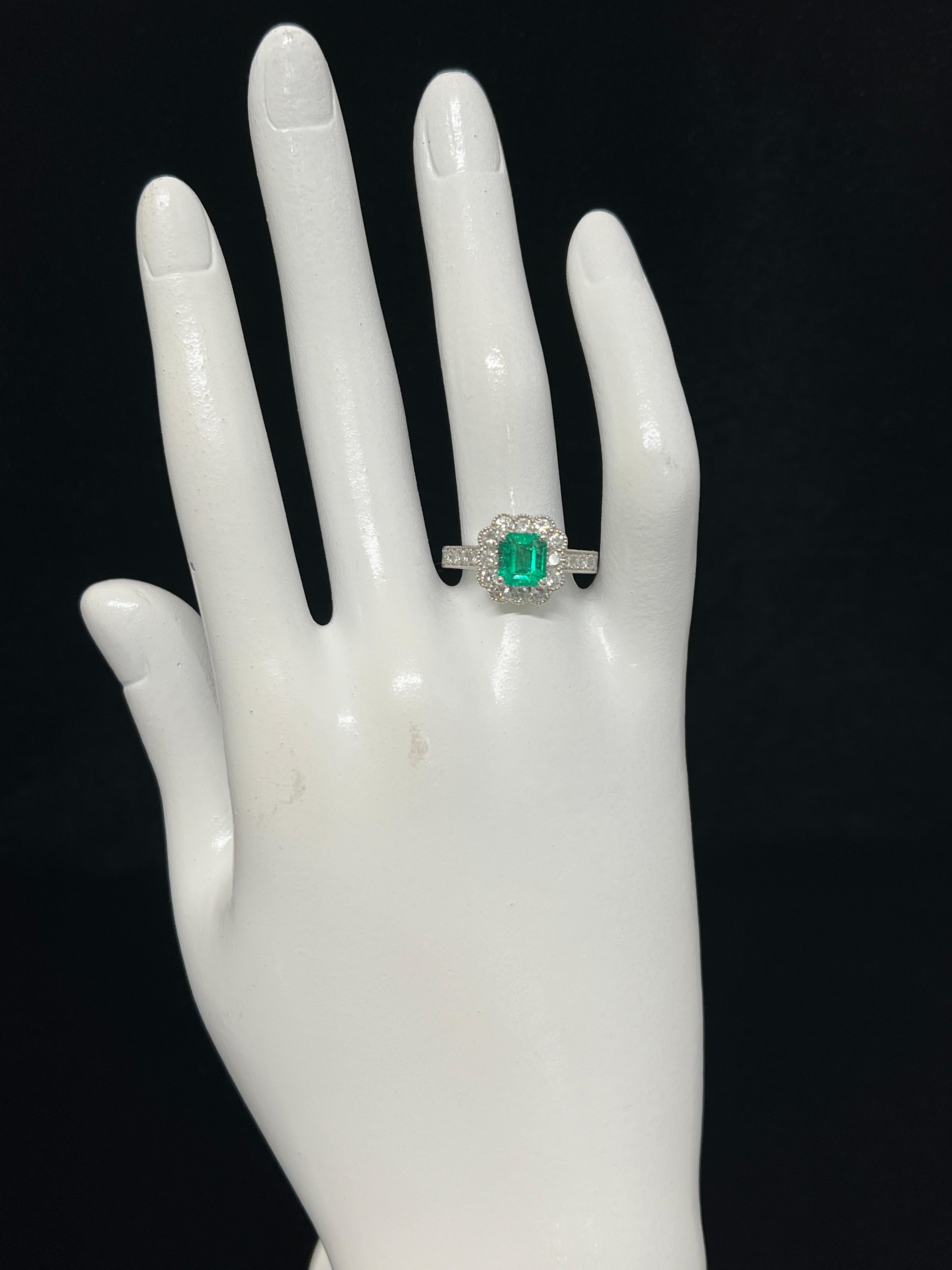 1.15 Carat Natural Colombian Emerald and Diamond Ring Set in Platinum For Sale 1