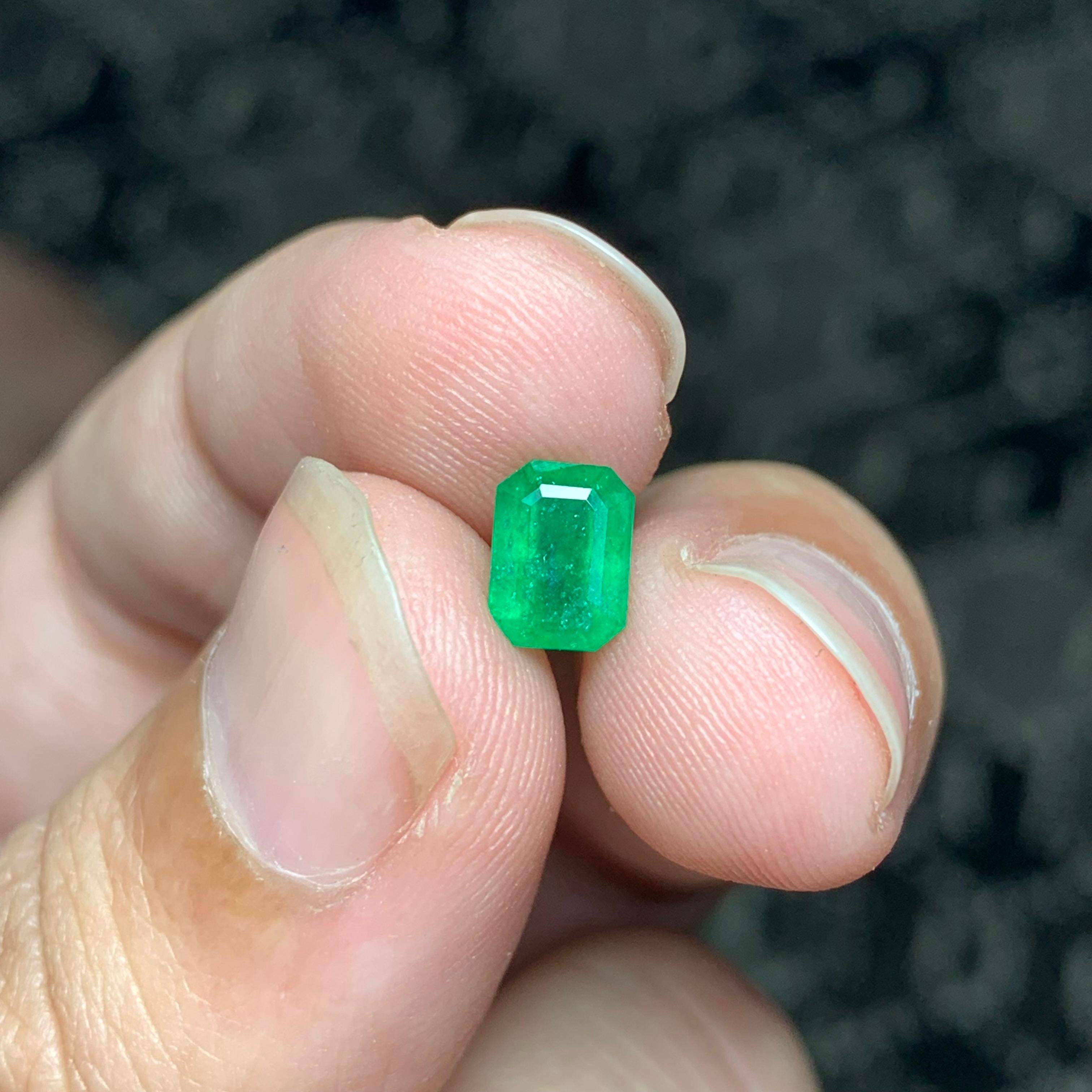 1.15 Carat Natural Loose Emerald Gemstone From Swat Mine, Pakistan For Sale 4